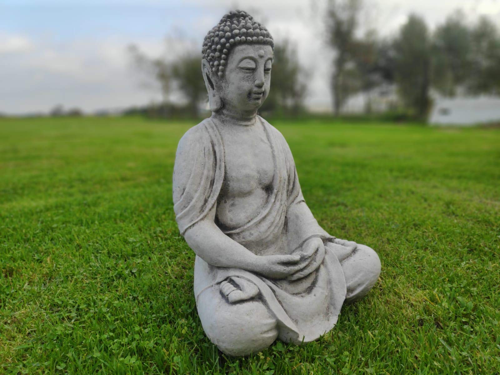 Statue de Bouddha méditant zen avec les mains sur les genoux moyen