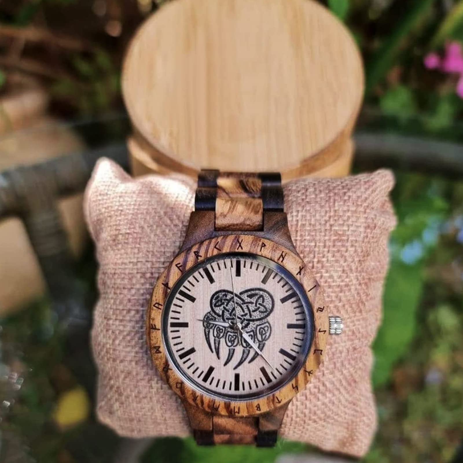 Reloj analógico de madera vikinga con diseño de pata de oso vikingo, reloj de pulsera con movimiento de cuarzo, hecho a mano con grabado de madera con envoltura de regalo