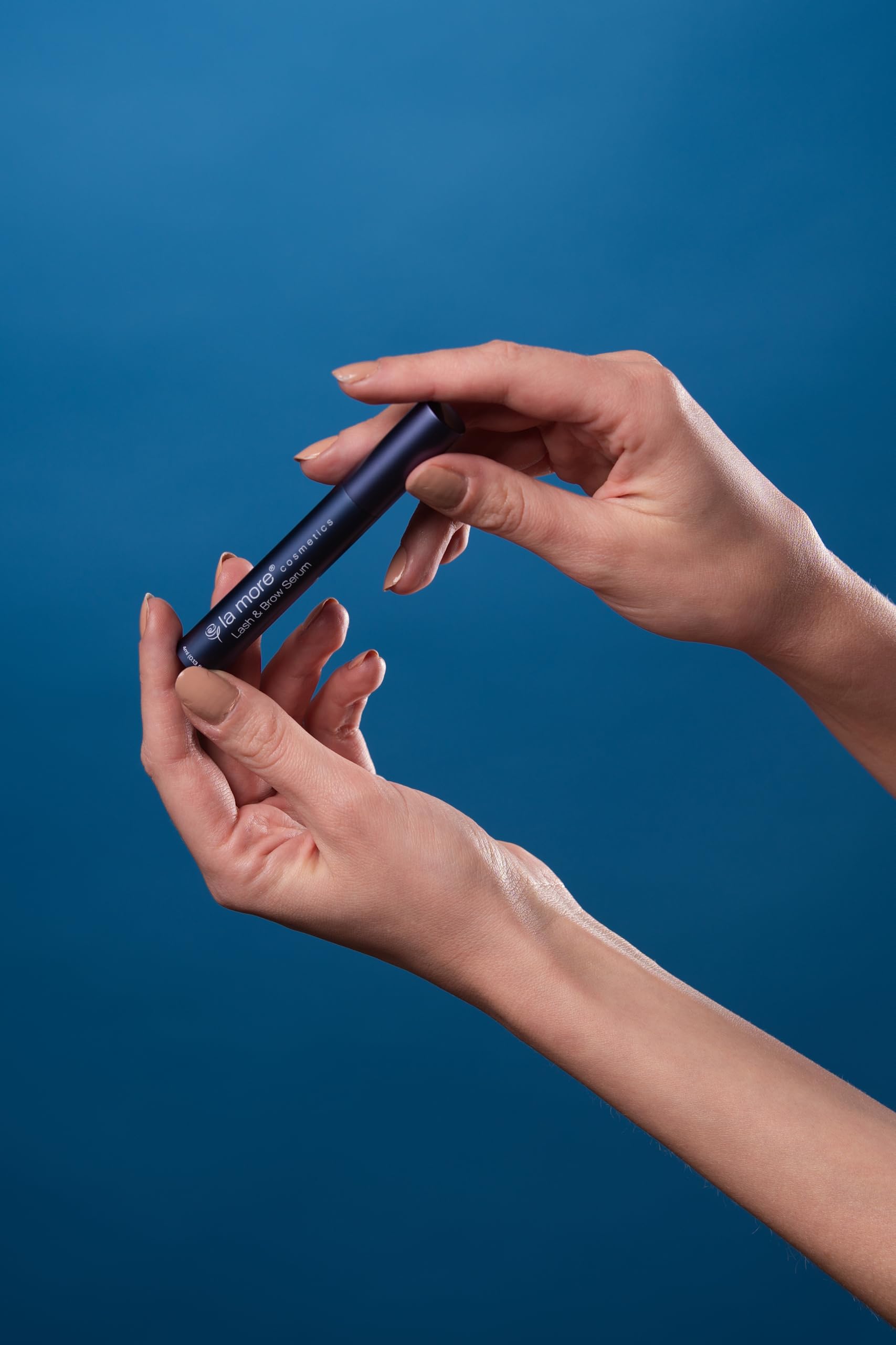 La More Lash & Brow Serum – nietestowane na zwierzętach, wyprodukowane w Niemczech, wolne od hormonów: do uwodzicielskich rzęs i zapierających dech w piersiach brwi