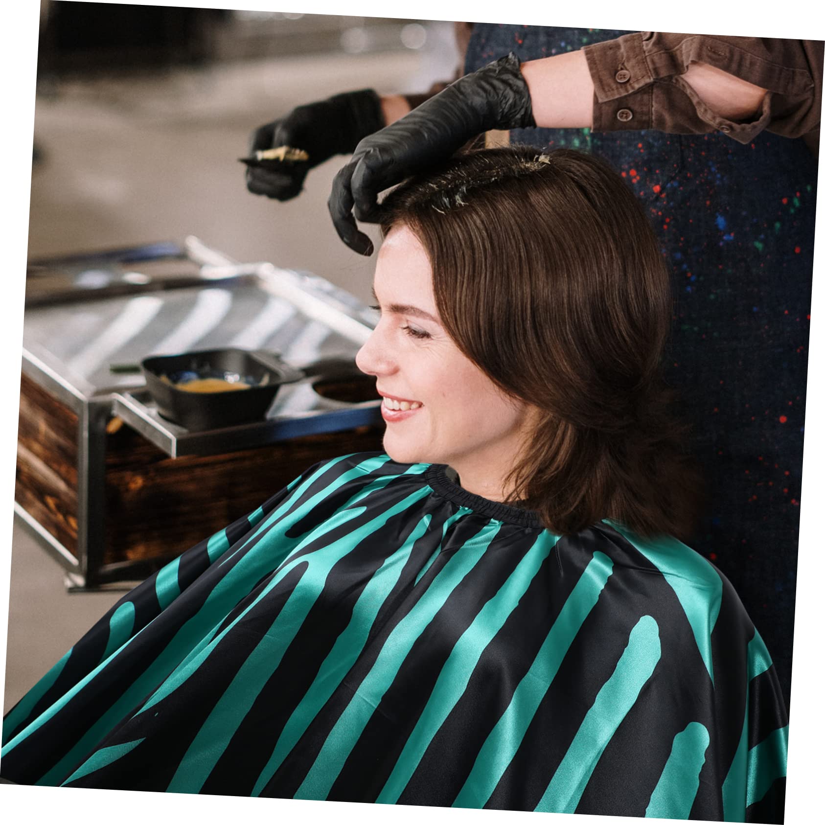 Capa de Peluquería de Satén Verde, Transpirable, Mantiene la Ropa Seca y Limpia, Adecuado para Corte y Tinte de Pelo Profesional