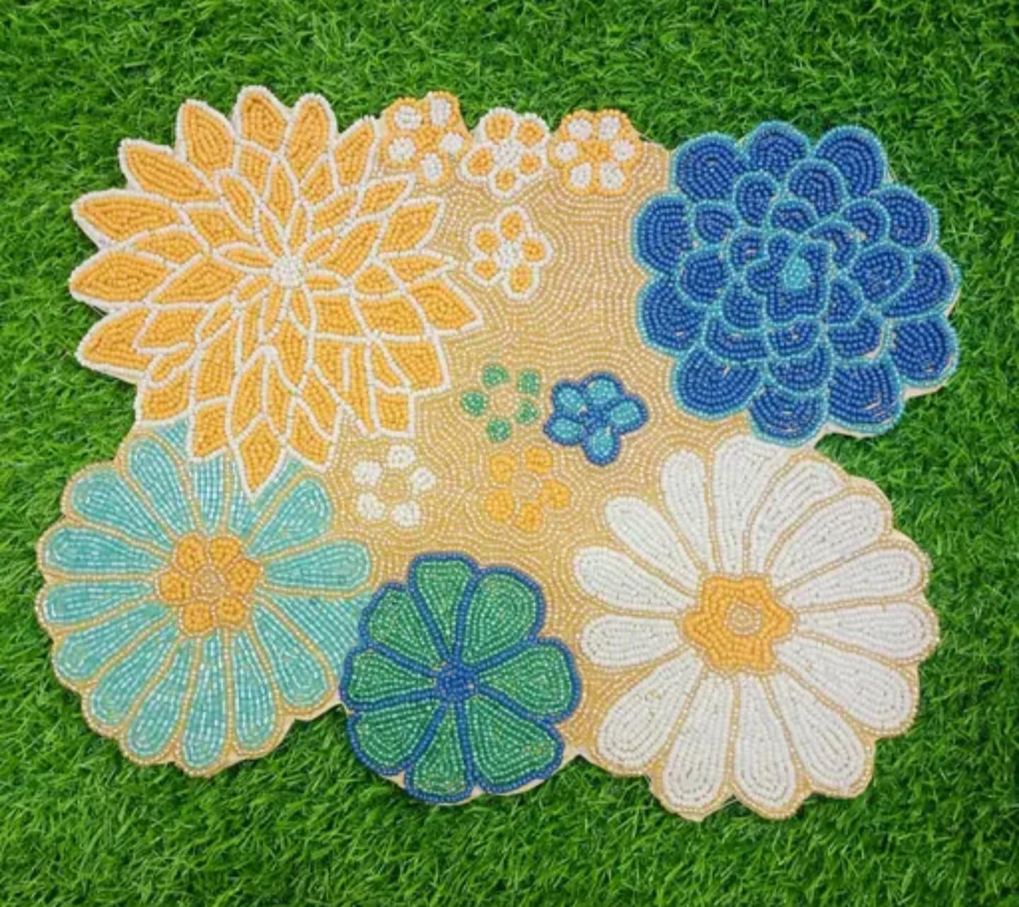 Set de table en perles fait main fleurs multicolores, une idée cadeau raffinée d'art de la table