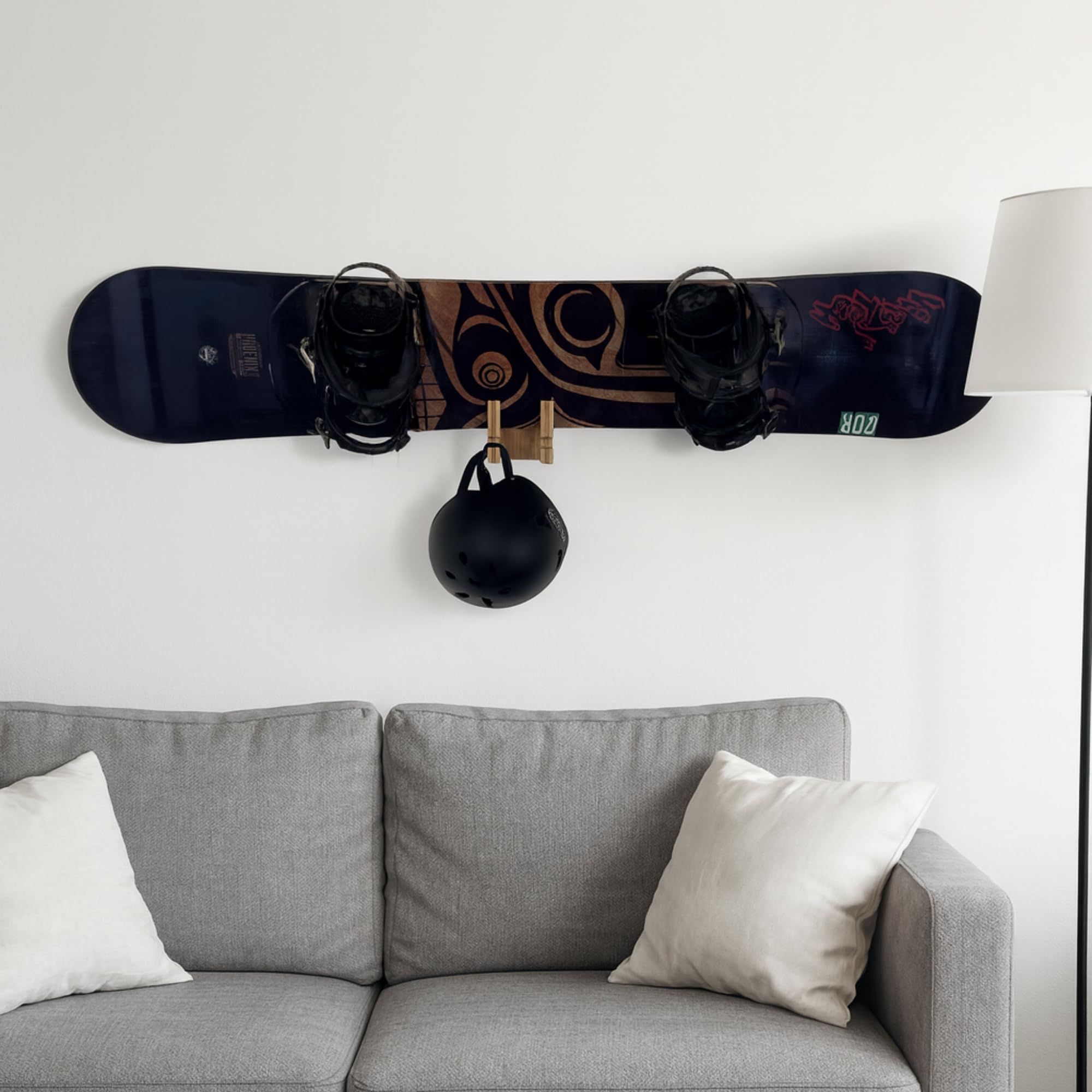 COR Surf Soporte de pared para monopatín y snowboard de bambú con gancho