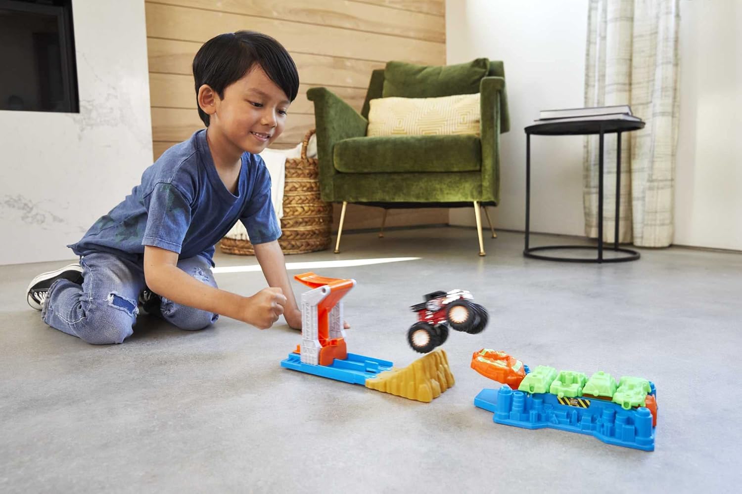 Hot Wheels Monster Trucks Launch & Bash Playset with Launcher, 4 Crushed Cars, 1 1:64 Scale Monster Truck, Landing Zone for Stunting, Crashing Action Great Gift for Kids Ages 4-5-6-7-8