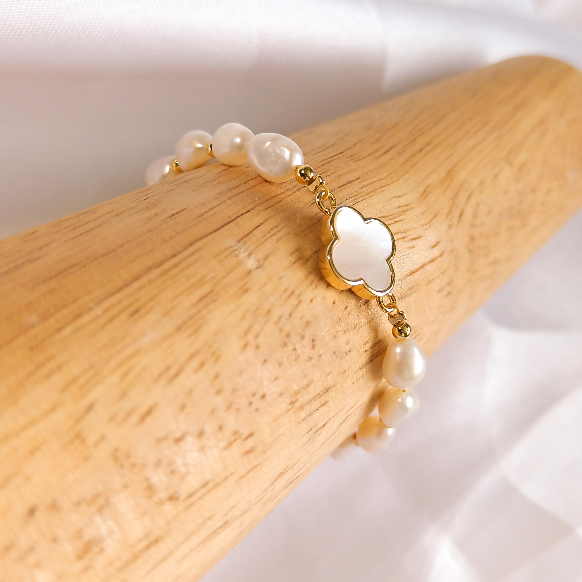 Bracelet Perles d'Eau Douce avec Pendentif en Nacre Trèfle à Quatre Feuilles - Cadeau de prestige - Bijoux Femme Tendance
