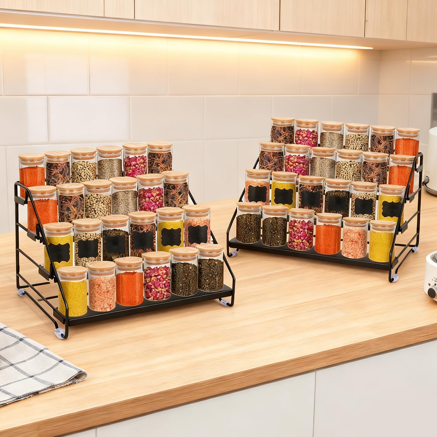 Porta Spezie per Cucina 4 Livelli in Metallo Regolabile senza Fori, Portaspezie Salvaspazio per Ripiano o Armadio, Organizer Cucina Elegante per Collezioni e Decorazioni del Soggiorno