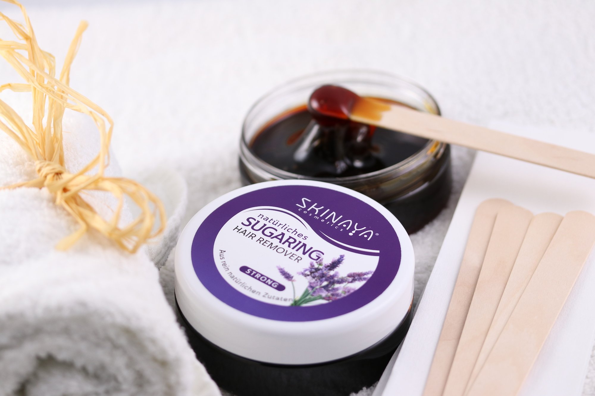SKINAYA® PREMIUM ZUCKERPASTE SET ZUR HAARENTFERNUNG - 300 Gramm Sugaring Wachs Waxing Set (Lavendel) inkl. 15 Vliesstreifen und 5 Holzspatel