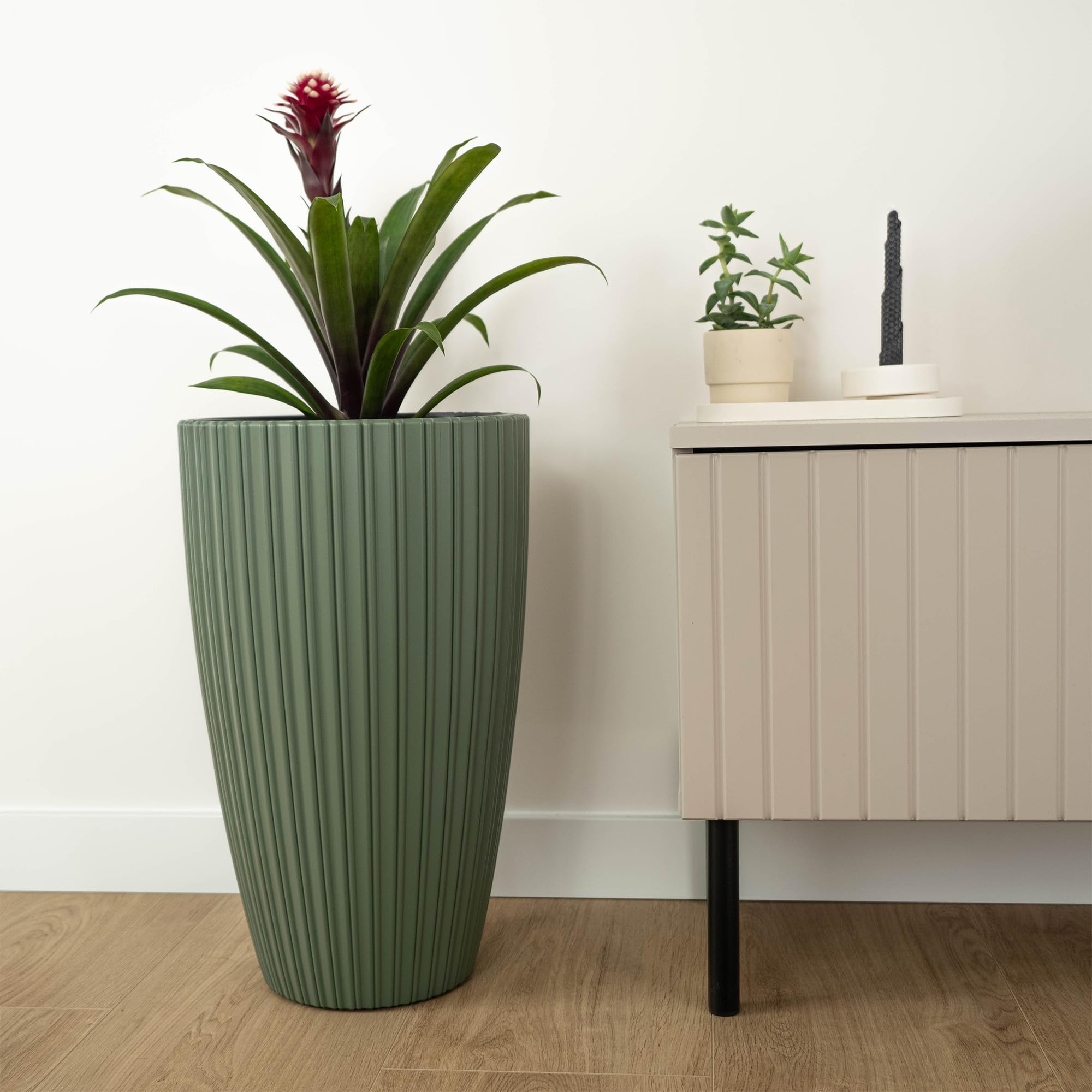 KADAX Runder Blumentopf, Dekorativer Blumenübertopf mit Inneneinsatz, Übertopf aus Kunststoff, Pflanztopf für Innen und Außenbereich (Grün)