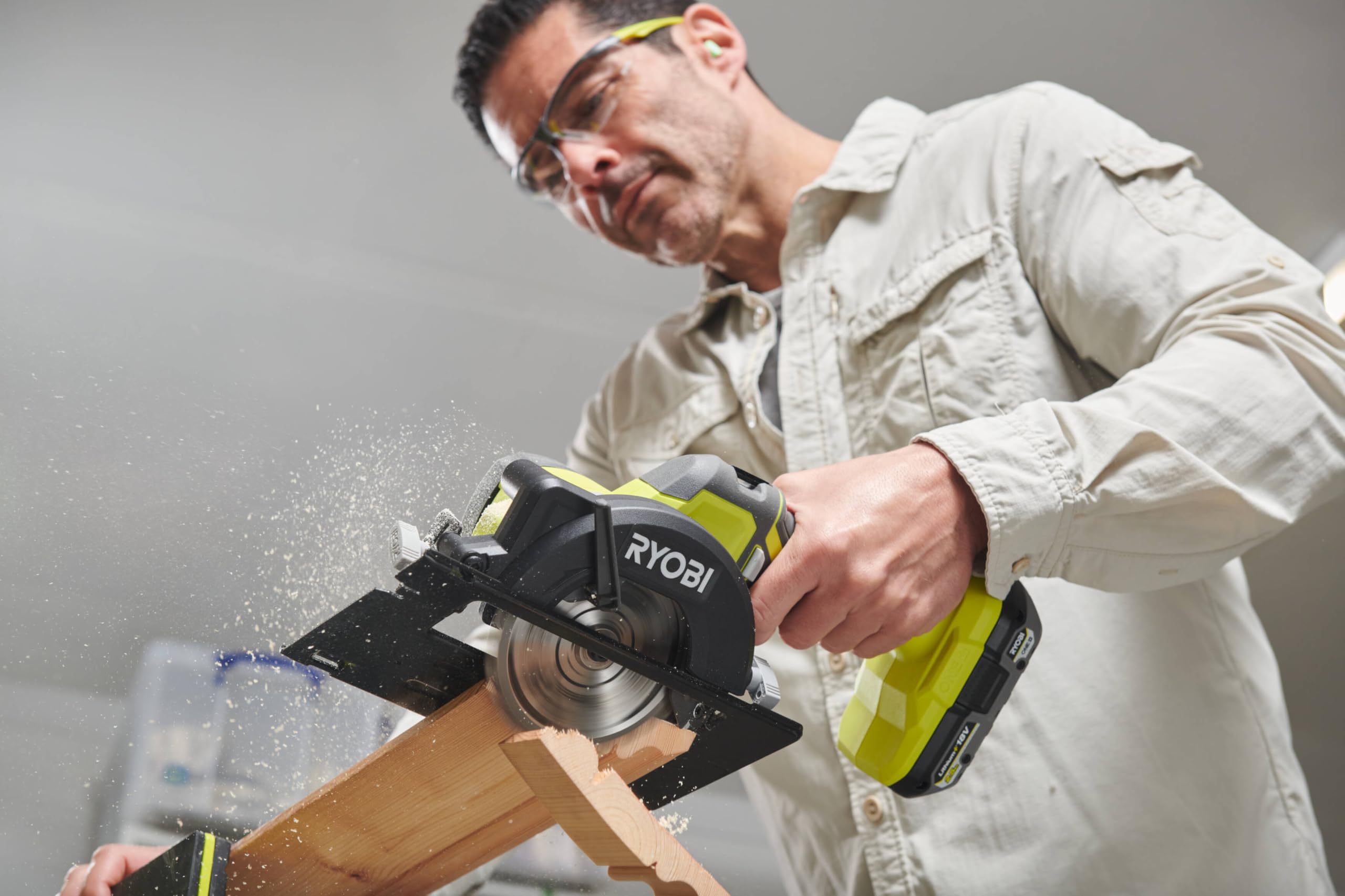RYOBI Kompaktowa piła tarczowa 18V ONE+™ R18CS115-120GP - Cięcie drewna, OSB, parkiet, deska, wyposażenie wnętrz, Ø115 mm, akumulator 2Ah + ładowarka