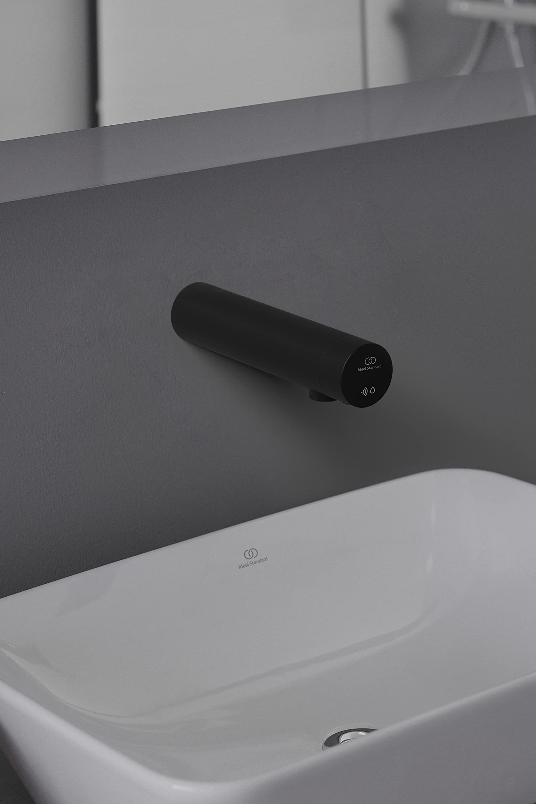 Ideal Standard - Sensorflow, Rubinetto elettronico per installazione a parete, Funzionamento a sensore, Portata 5l/min, Nero seta
