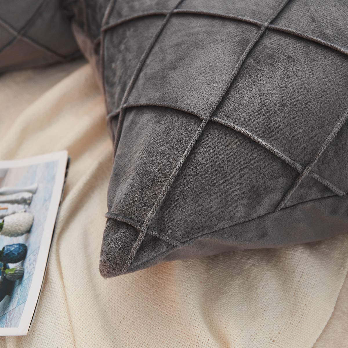 JAUXIO - Juego de 2 fundas de almohada plisadas de terciopelo con diseño de diamante para decoración del hogar, cierre de cremallera oculto (50 x 36 pulgadas, color gris oscuro)