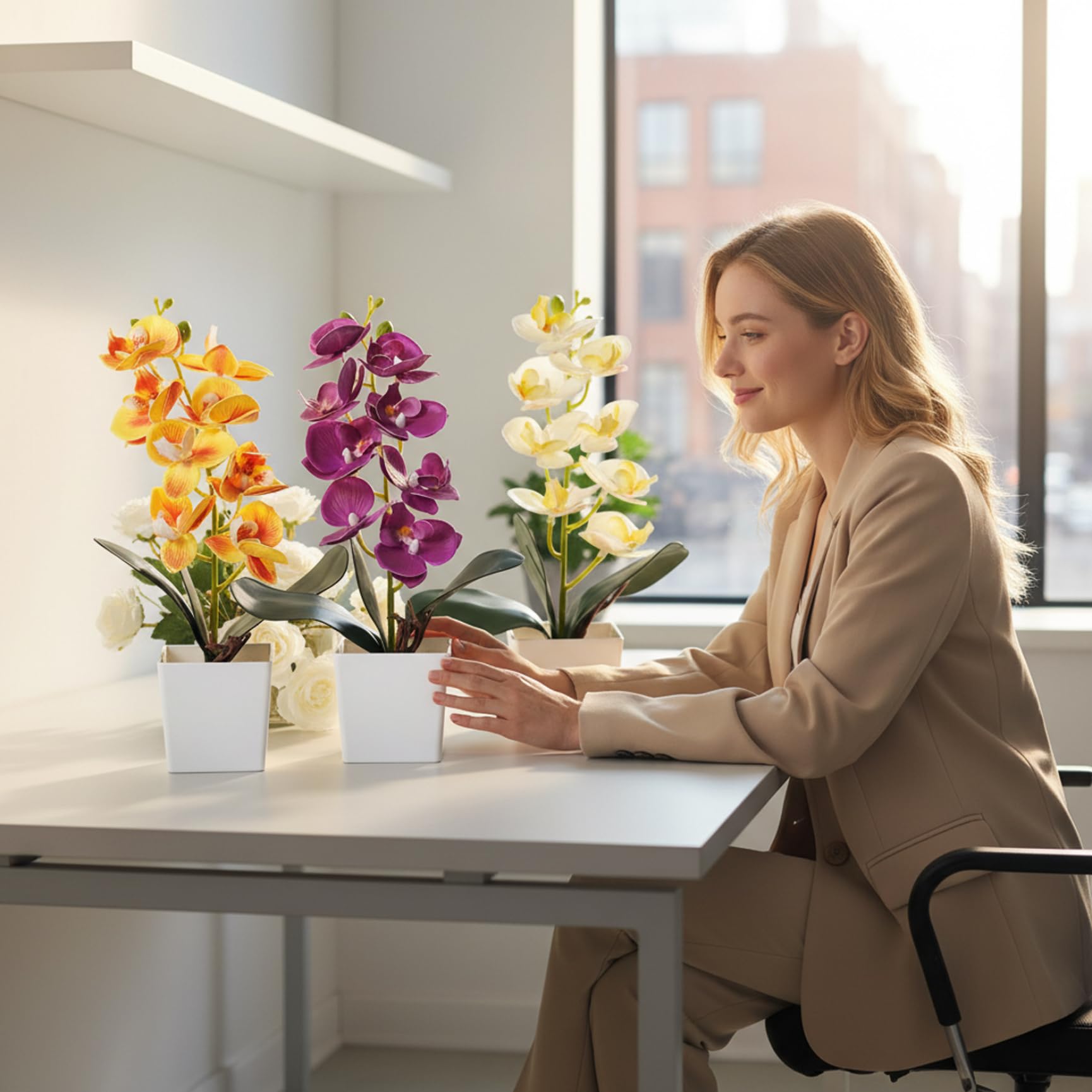 Confezione da 3 Orchidee Artificiali in Vaso di Ceramica, pianta di Orchidea Finta con 8 steli, Fiori di Seta realistici per Decorazioni di casa e Ufficio, Viola, Bianco e Arancione.
