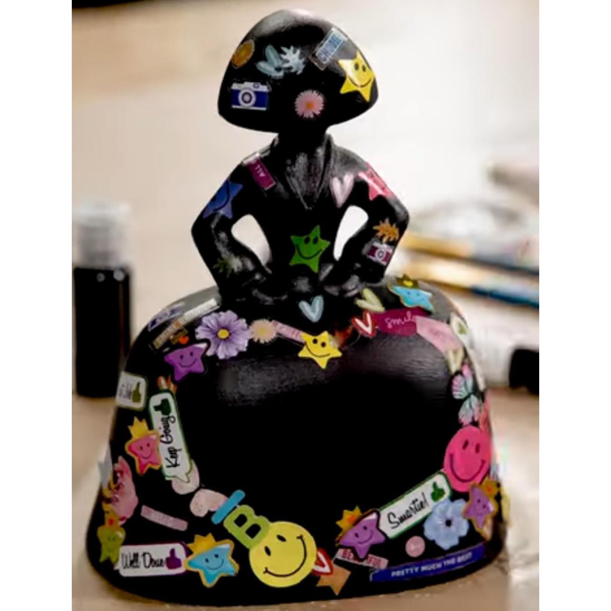 Figura de Menina en escayola – Crea tu propia escultura con set de pinceles, pinturas y un tutorial exclusivo del artista Antonio Azzato para una obra única.