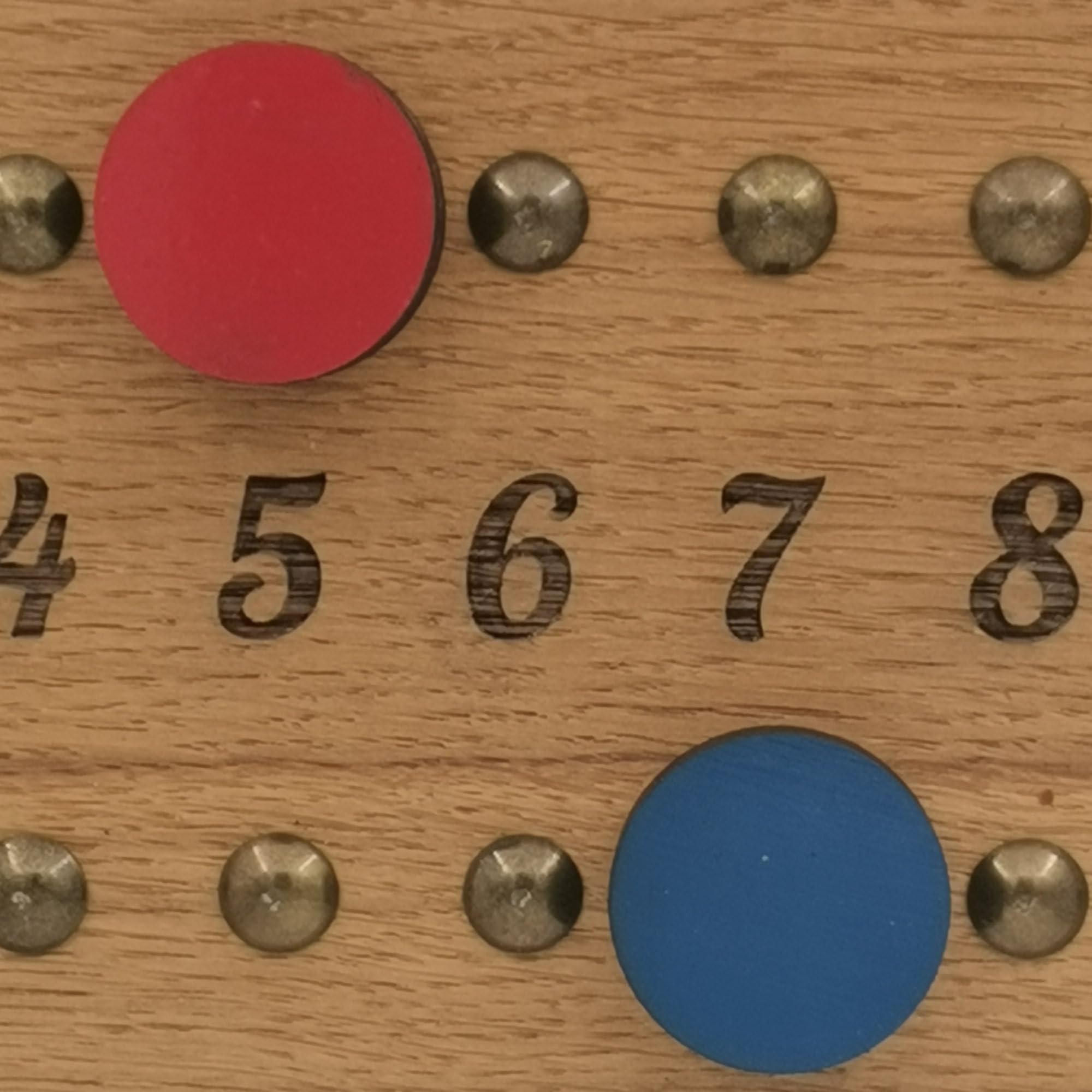 Tit'Adel Compteur de Points pétanque en chêne Massif – Tableau de Score 2 équipes avec pions aimantés – Personnalisable – Accessoire et idée Cadeau pour Joueurs de pétanque
