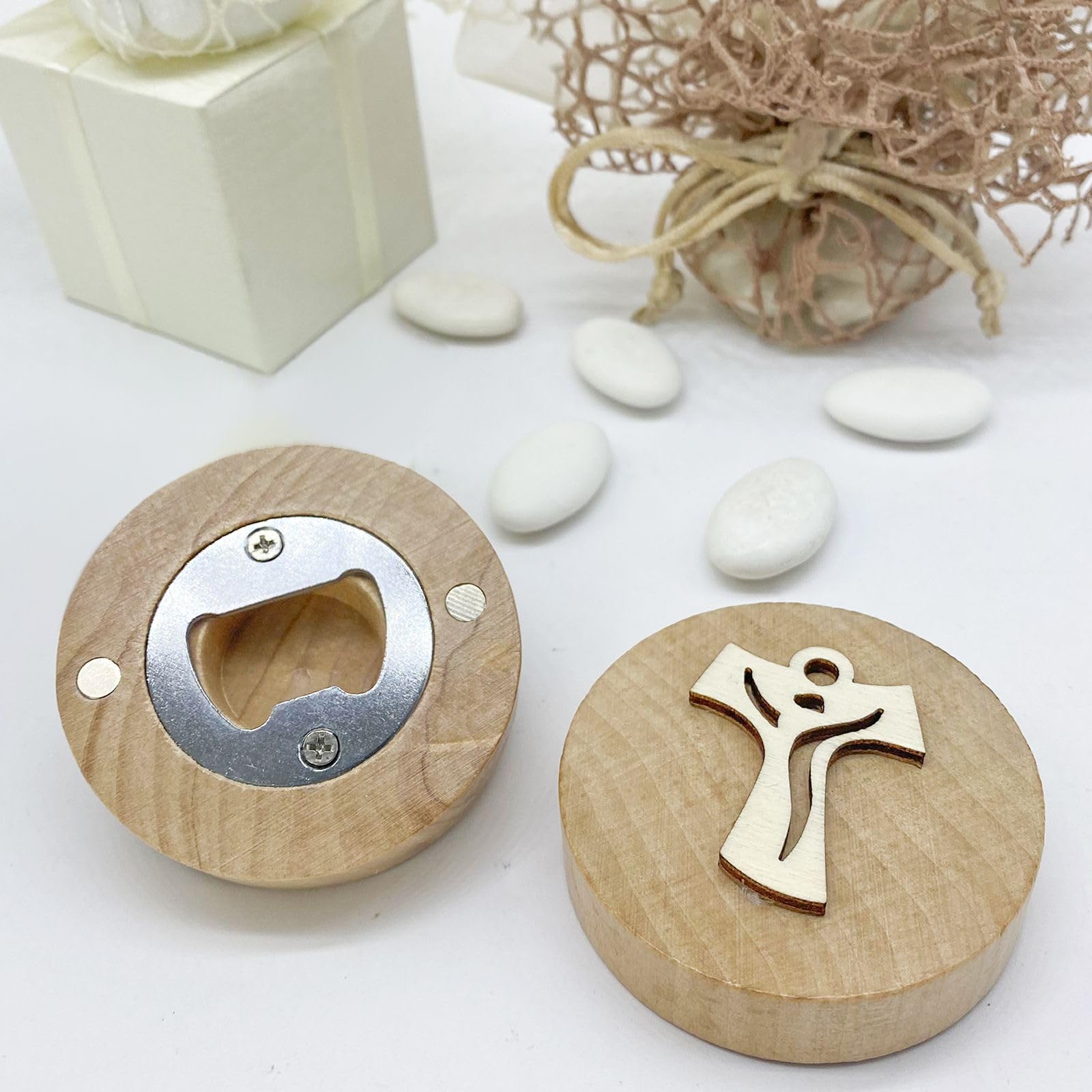 Doni Bomboniere 10 Apribottiglia Calamita in Bamboo Tondo di Colore Legno Naturale, con Applicazione TAO in Legno, Ideale per Occasioni Speciali Come Cresima e Comunione