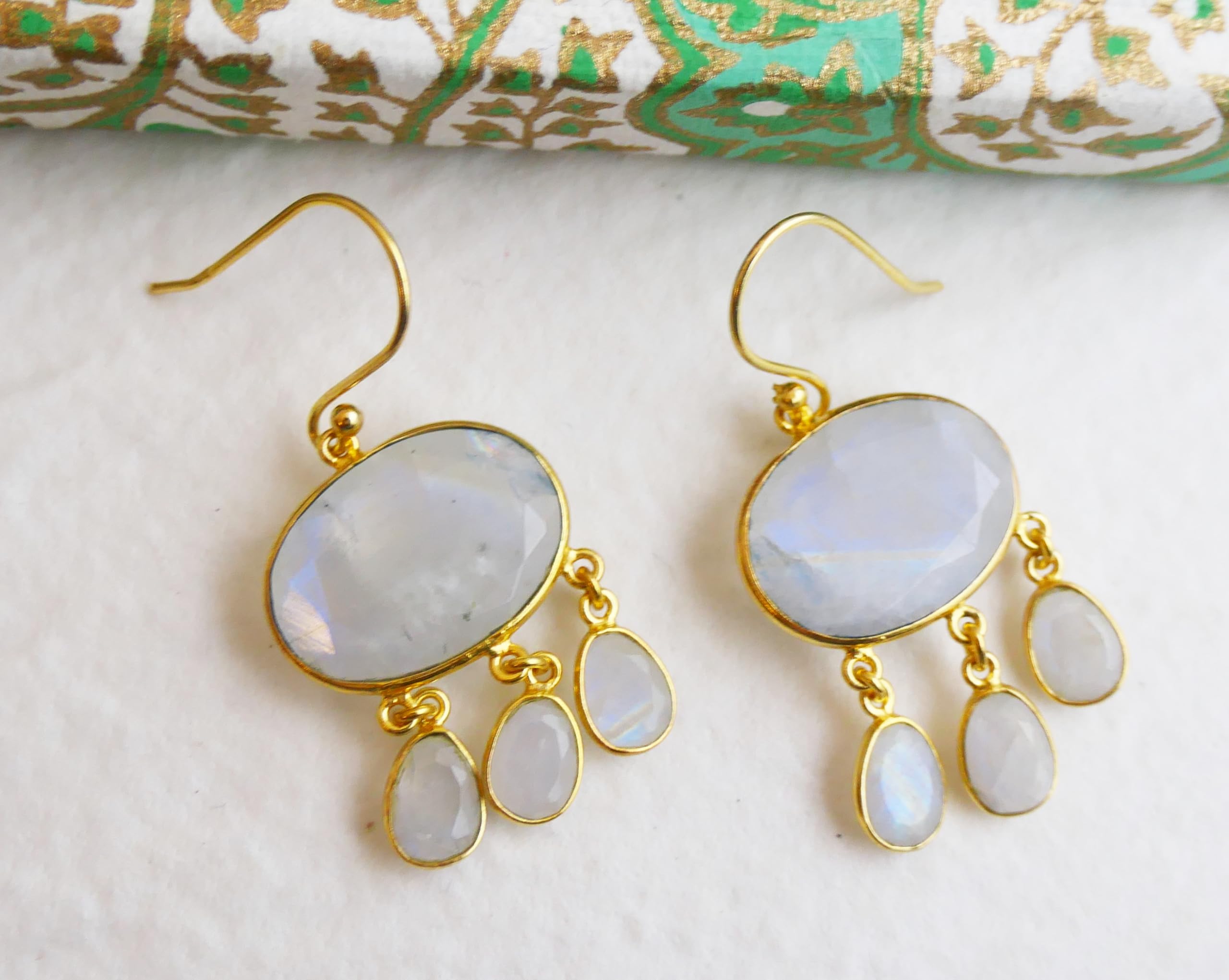 Aretes colgantes de plata esterlina chapados en oro con forma de candelabro de Piedra de la luna