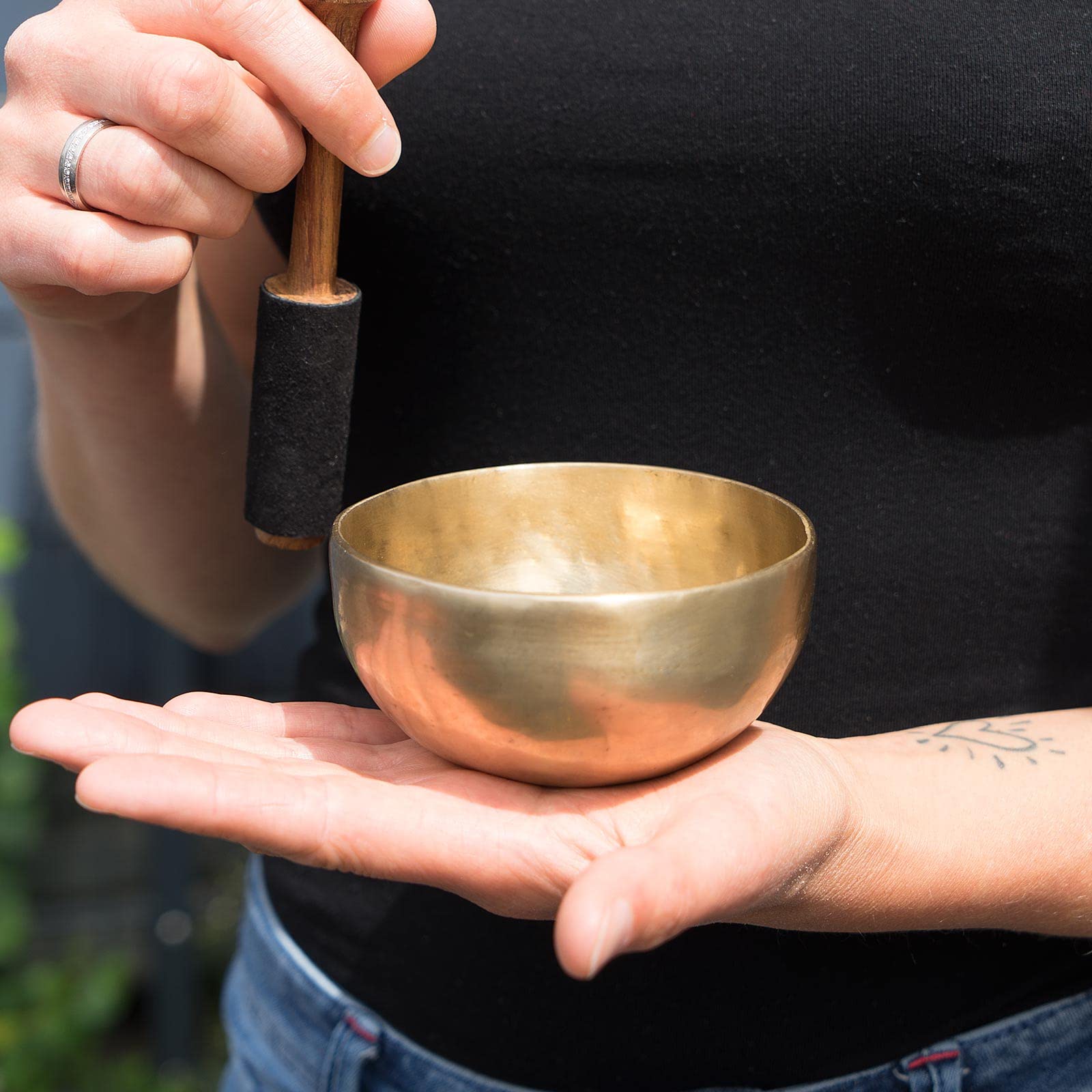 Tybetańska misa dźwiękowa I ok. 300 g I do medytacji, jogi, uważności I wraz z pałeczką/podkładką I ręcznie kuta I Fair Trade z Nepalu