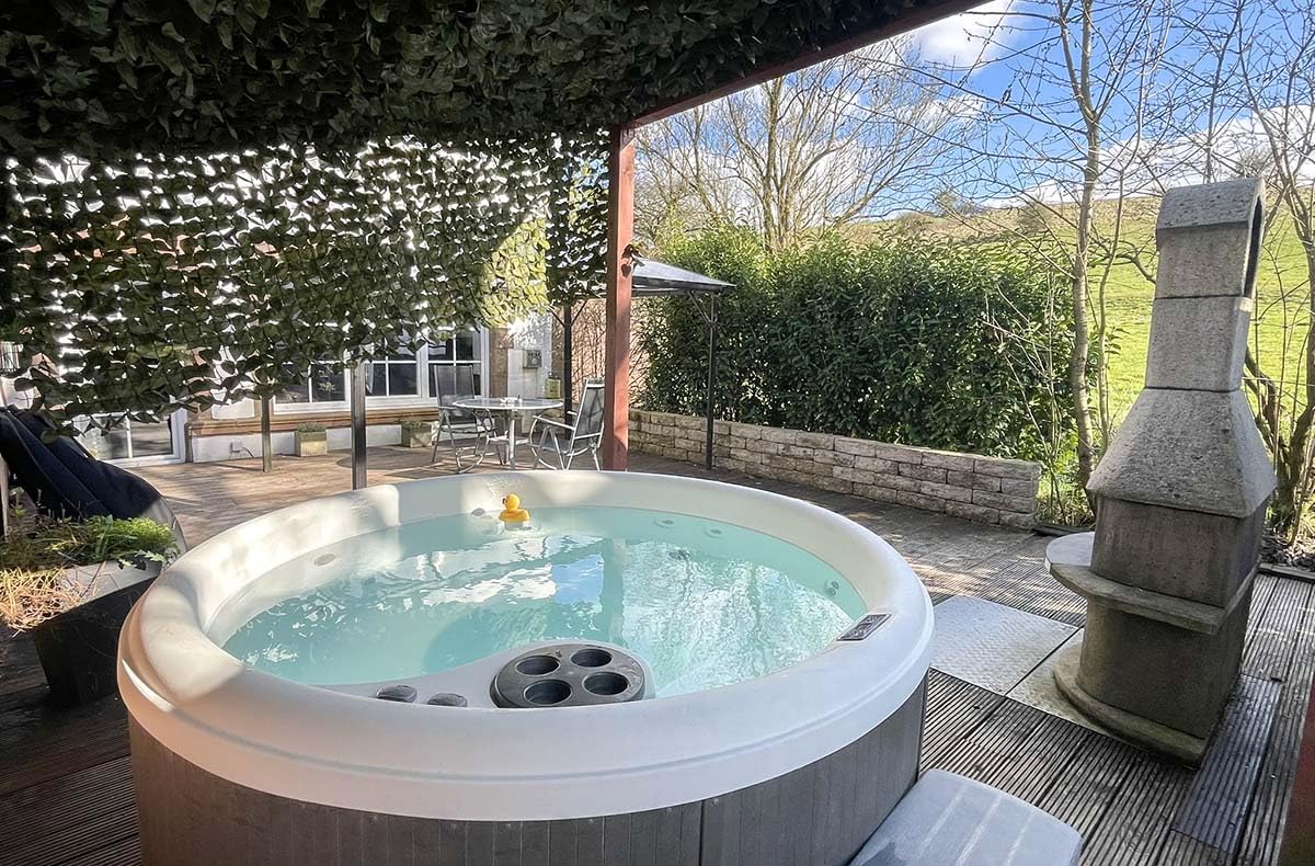 JOCHEN SCHWEIZER Geschenkgutschein: Bubble Hotel mit Apartment und Whirlpool Raum Gerolstein für 2