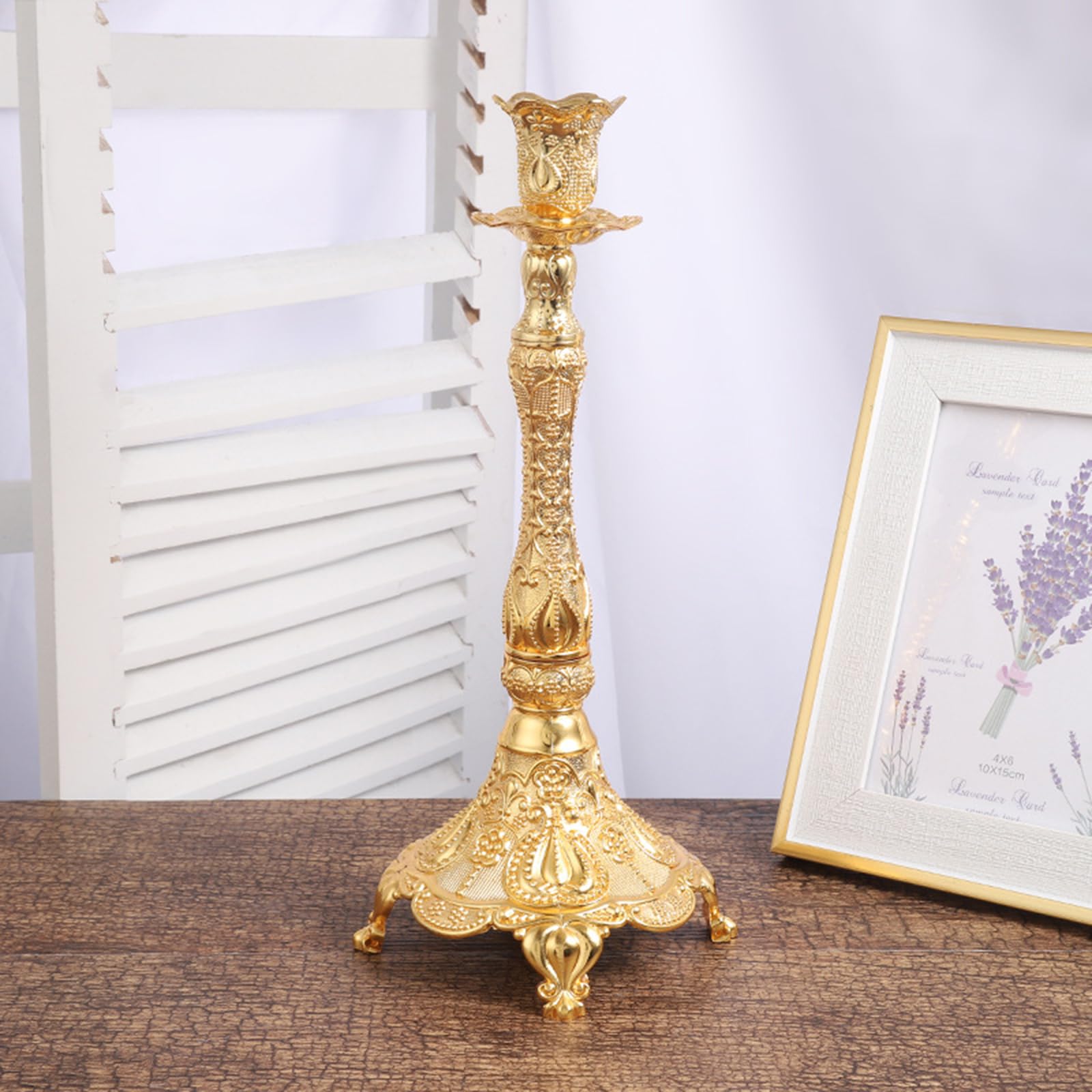 Luxueux candélabre en métal doré avec sculptures florales pour centres de table de mariage et décoration d'intérieur