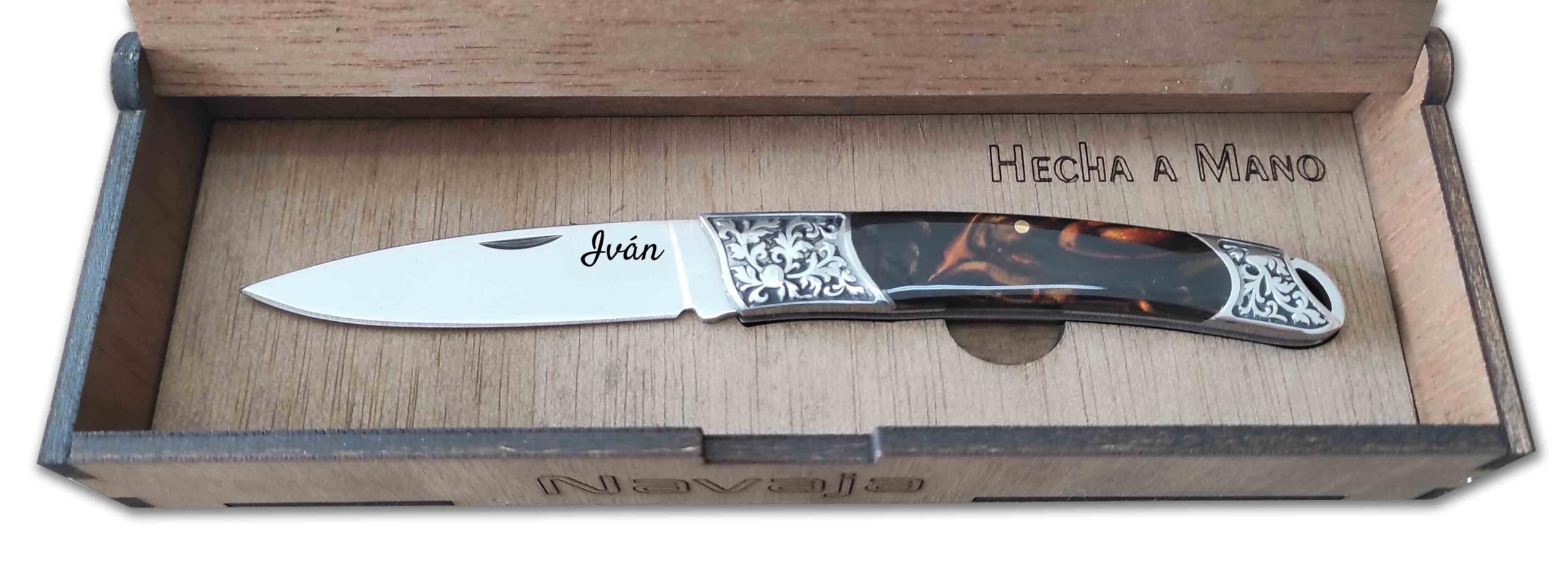Genérico Navaja de Artesania 8.5 cm de hoja personalizado con tu nombre en cajita de madera. Virola cuadrada.