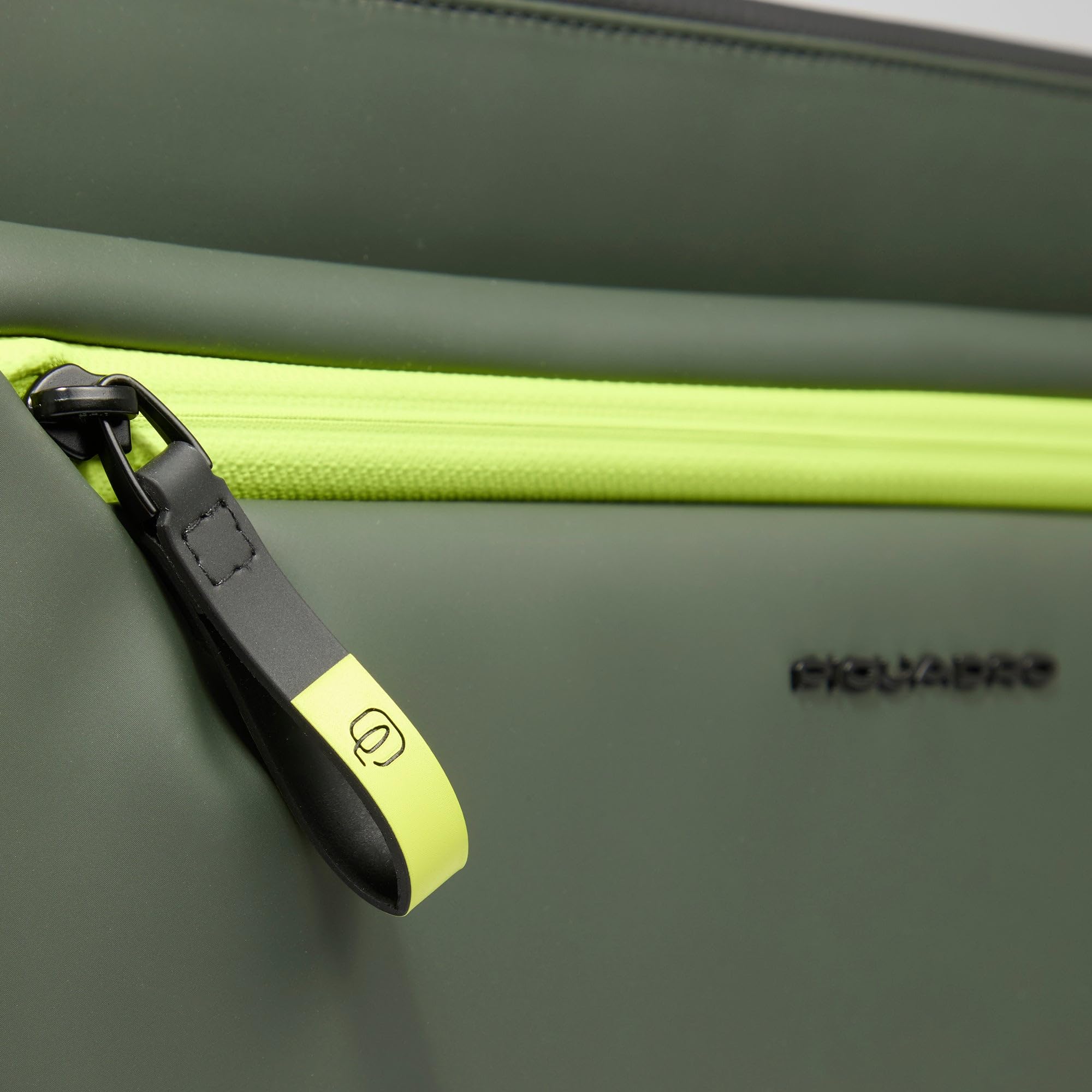 PIQUADRO - Bolso de Mano Impermeable Engomado - Hombre - Verde | Para Tablet 13", Resistente al agua, Protectora, Alojamiento dispositivo, Viajes de trabajo, Uso diario, Oficina y business