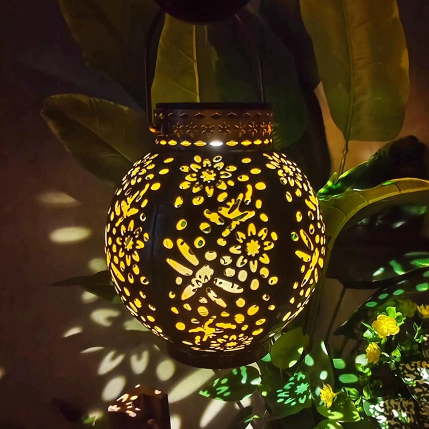 Solar Lantern Outdoor Garden Light, Metal Hollow Out Decorative Lamp with Dragonfly Flower Pattern, Round Globe Shape with Handle, Solar Powered Courtyard Lighting (White (6.3in * 6.3in * 25in))