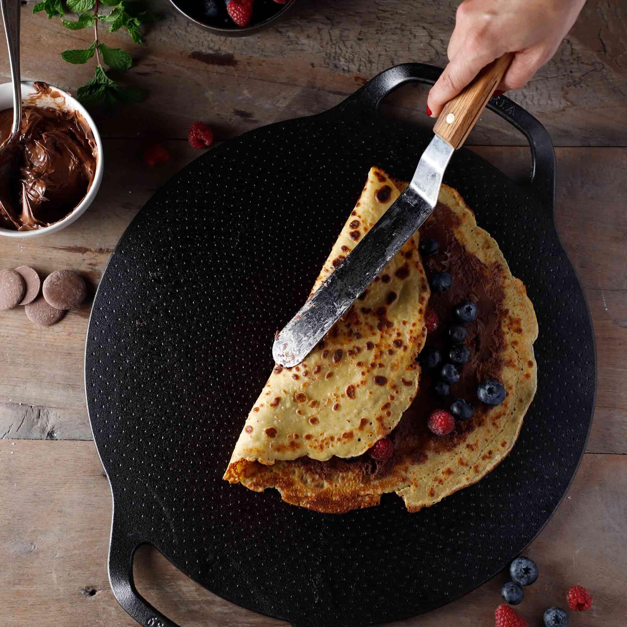 Victoria Plancha Cocina Inducción para Pizza Hierro Fundido Curado, Sartén 38cm con Asas, Fuego, Barbacoa, Horno, Vitrocerámica, Gas, Comal Curada para Antiadherente Libre de Tóxicos sin PTFE