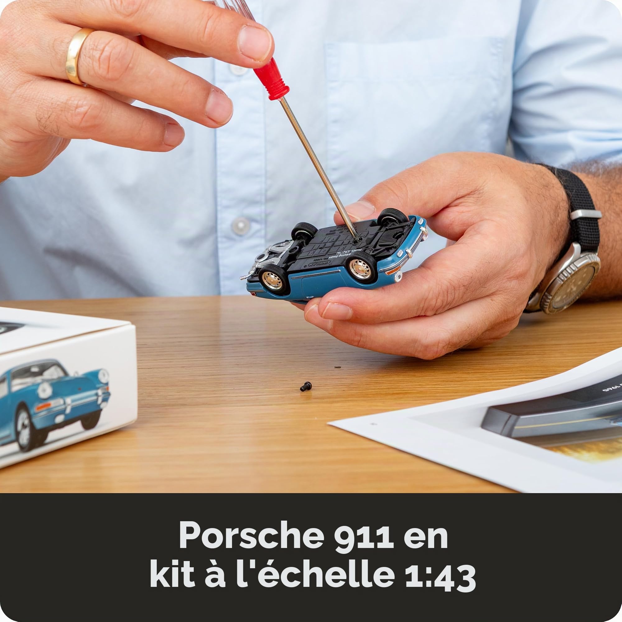 FRANZIS 67664 Porsche 911 Calendrier de l'Avent – Kit de modélisme à l'échelle 1:43, avec module sonore et livre d'accompagnement de 52 pages