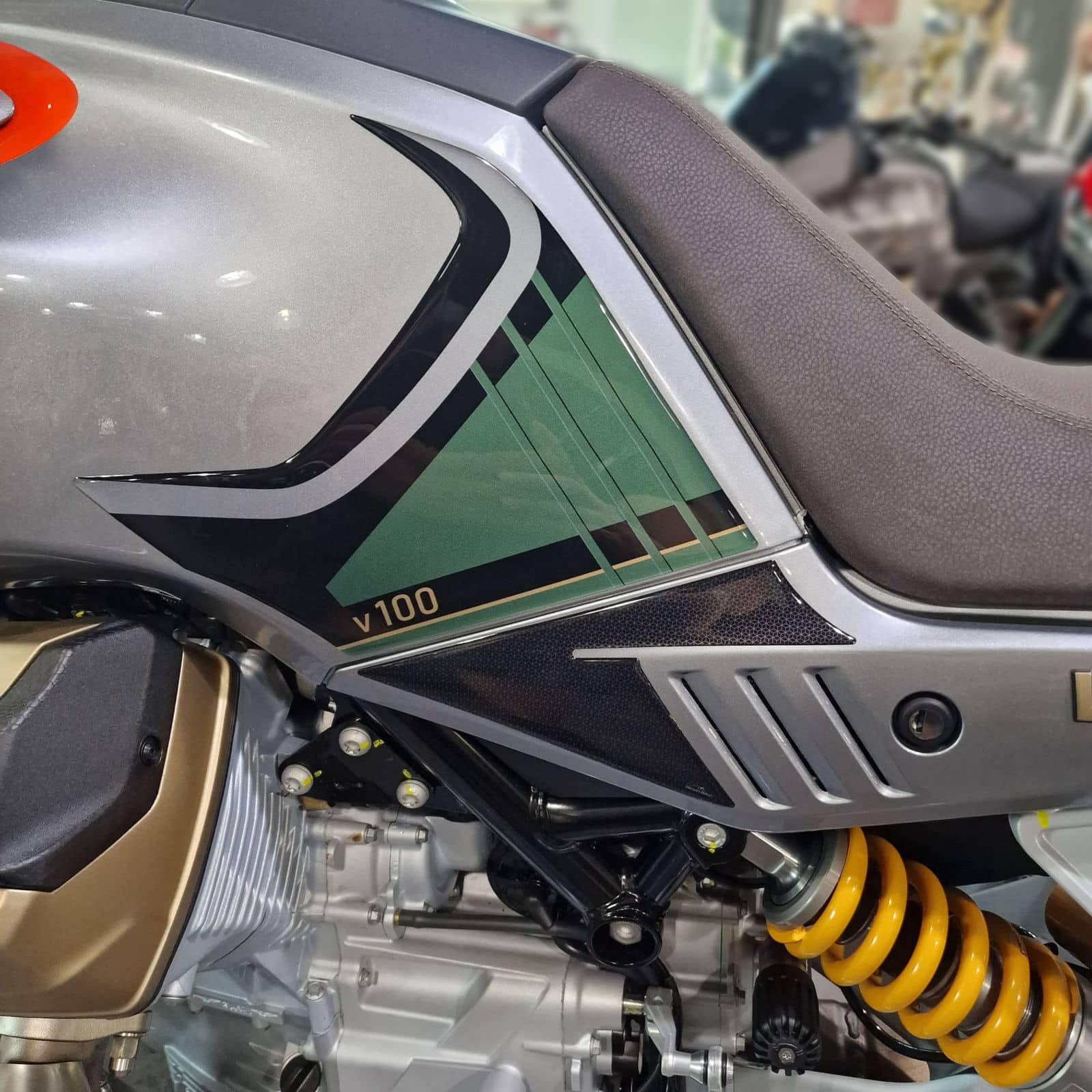 Resin Bike Kit Aufkleber Motorrad Kompatibel Mit Moto Guzzi V100 Mandello 2023-2025. Schutz Grip Motorrad Tank-Schutzfolie vor Stößen und Kratzern. Kit Aufklebersatz 3D-Harzklebstoff - Made in Italy