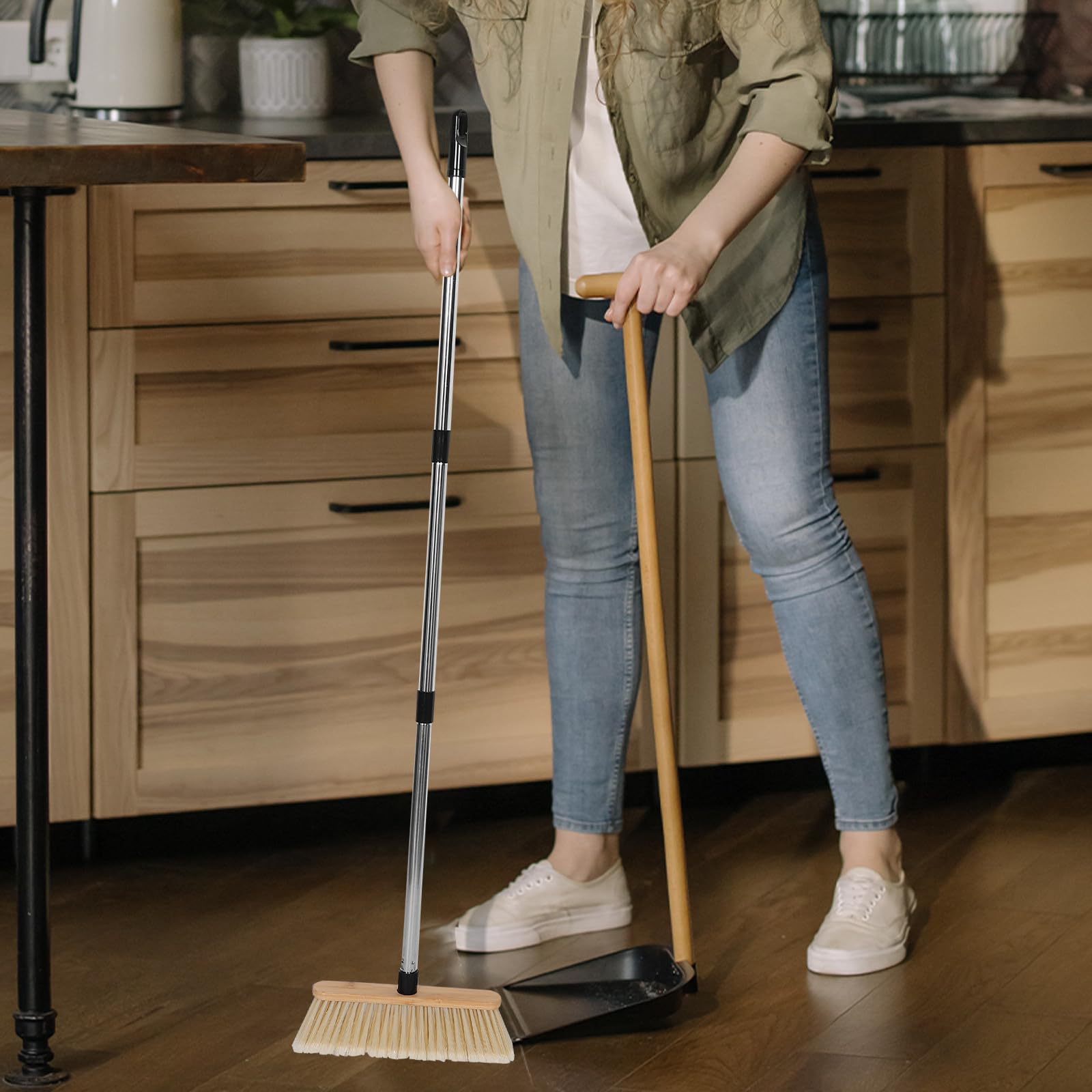 GARVALON Scopa da Esterno in Bamboo e Acciaio Inossidabile Setole Dure Resistenti per Giardino Cortile e Garage Manico Ergonomico in Legno per Pulizia di Aree Esterne