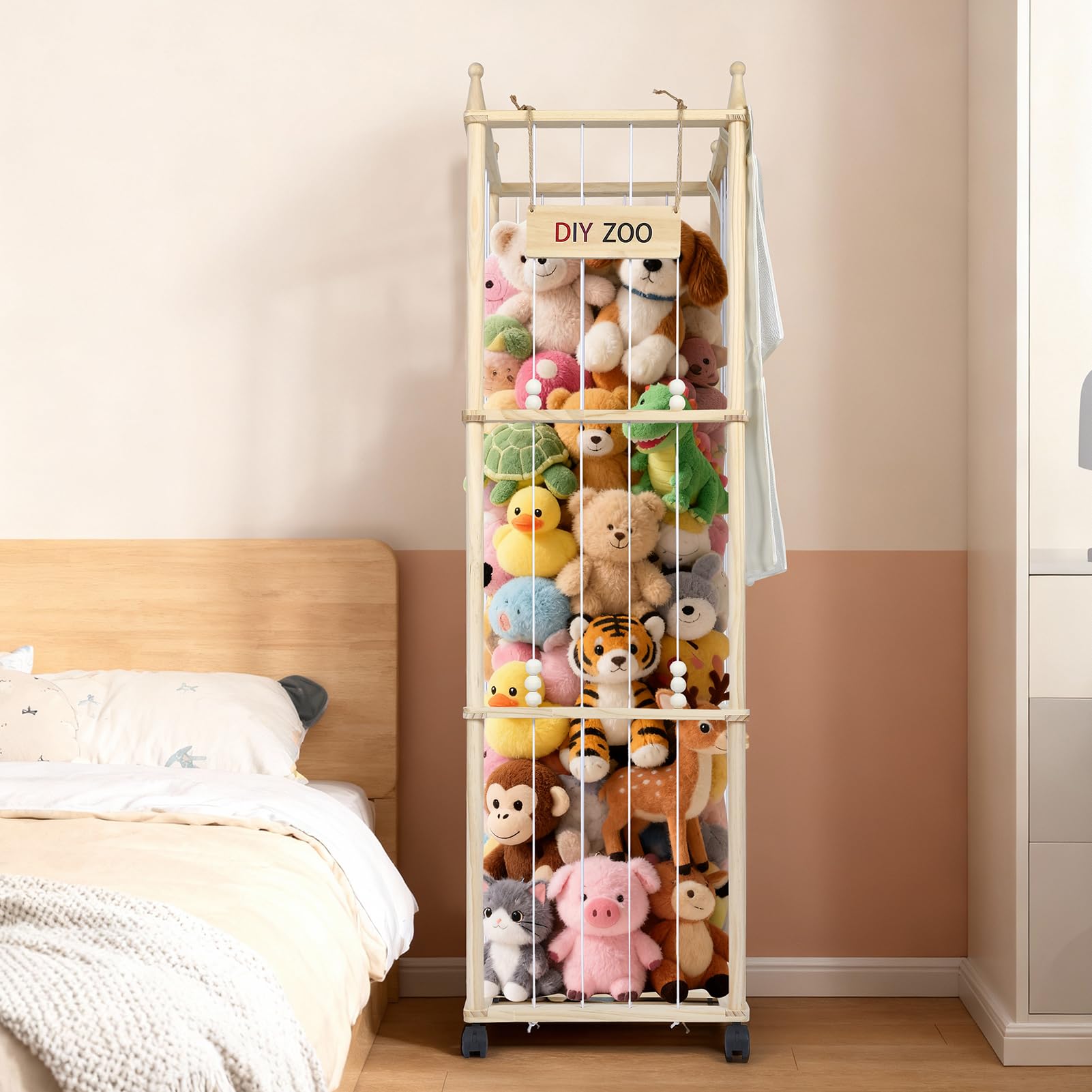 Mobiletto Portaoggetti per Animali di Peluche, 138x40x40CM in Legno Massello, Girevole a 360° e Bloccabile per Soggiorno, Camera da Letto e Cameretta dei Bambini (con Tasche Portaoggetti)