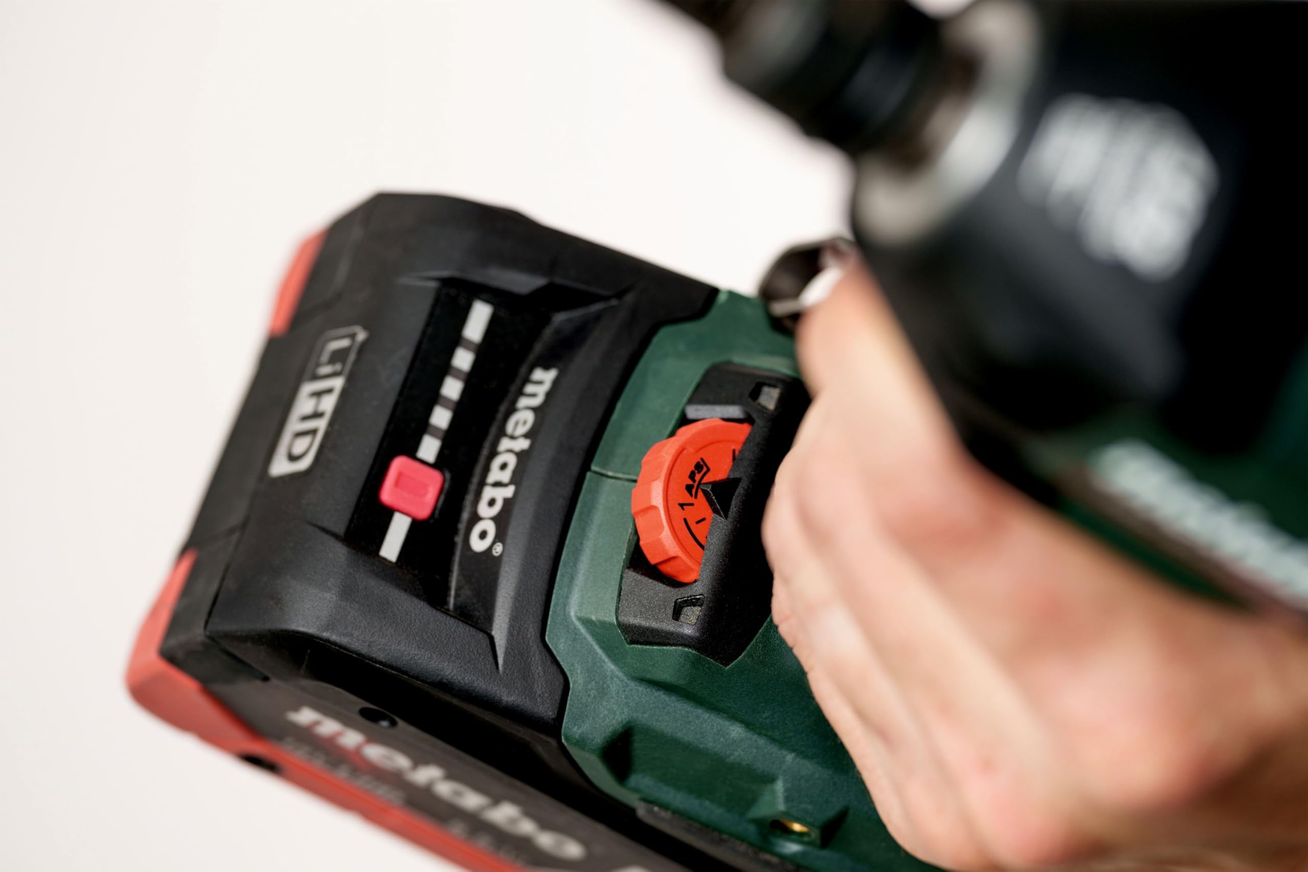 metabo Avvitatore a percussione a batteria SSW 18 LTX 550 BL – 18 V, 550 Nm, quadrato esterno 1/2", 2.800 giri/min, 12 livelli – Brushless, maneggevole, LED, per costruzione in legno, cambio