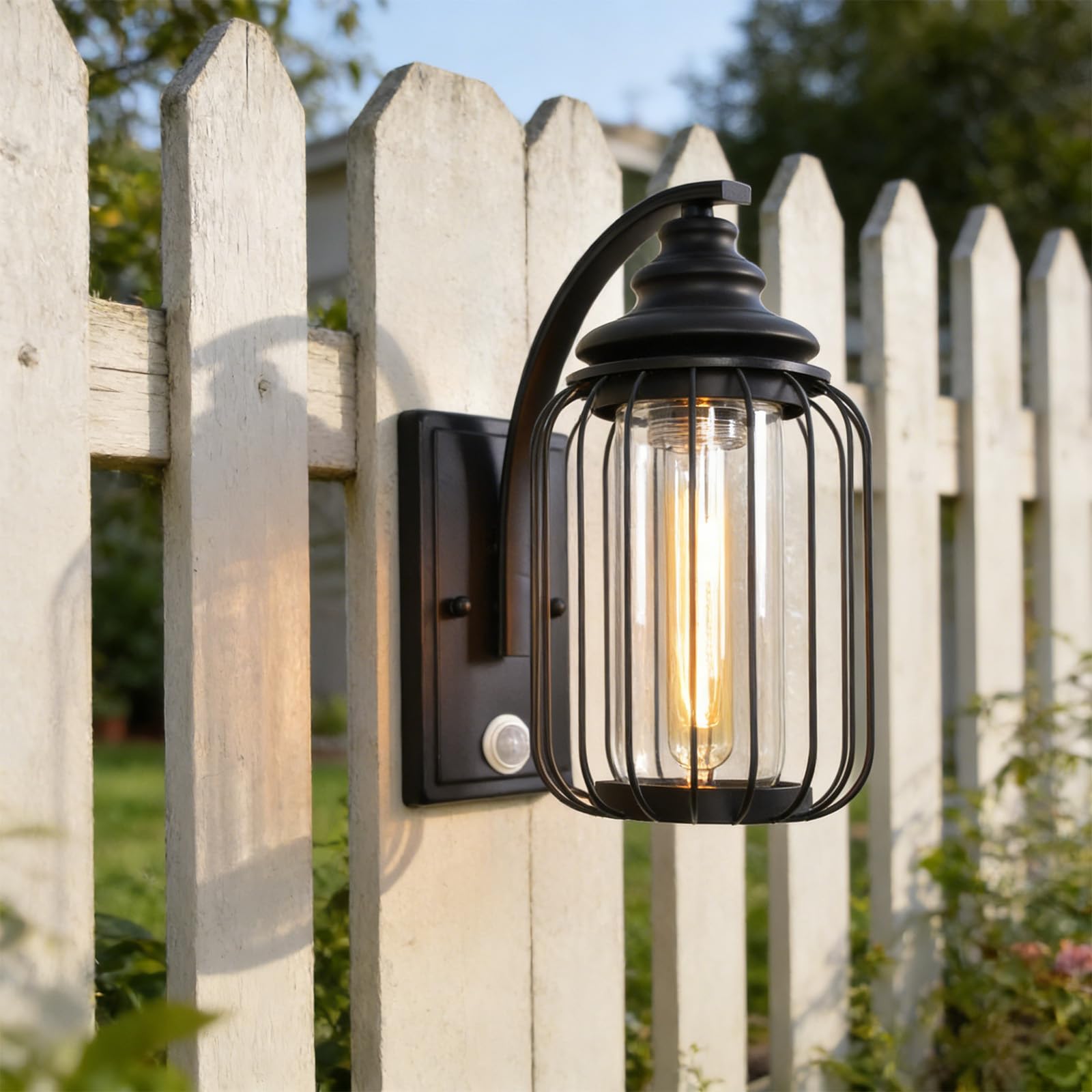 E27 Zewnętrzna lampa ścienna z czujnikiem ruchu IP65 wodoodporna oprawa ścienna czarna metalowa klatka i klosz szkło retro oświetlenie ścienne do willi na taras ogrodowy (czarny, 1 sztuka)