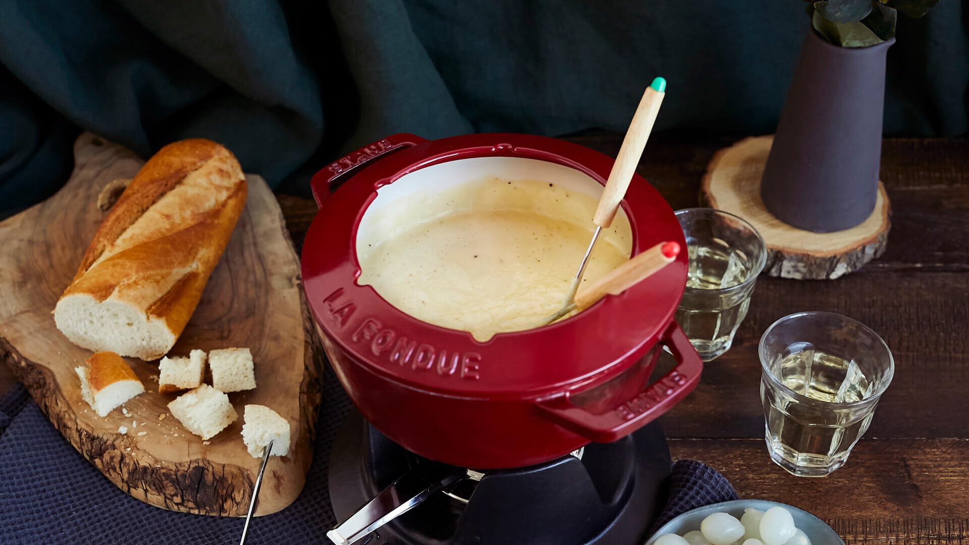 STAUB Fondue Set mit 6 Gabeln, Geeignet für Käse-, Schoko- und Fleisch-Fondue, Gusseisen, Kirschrot, 20 cm