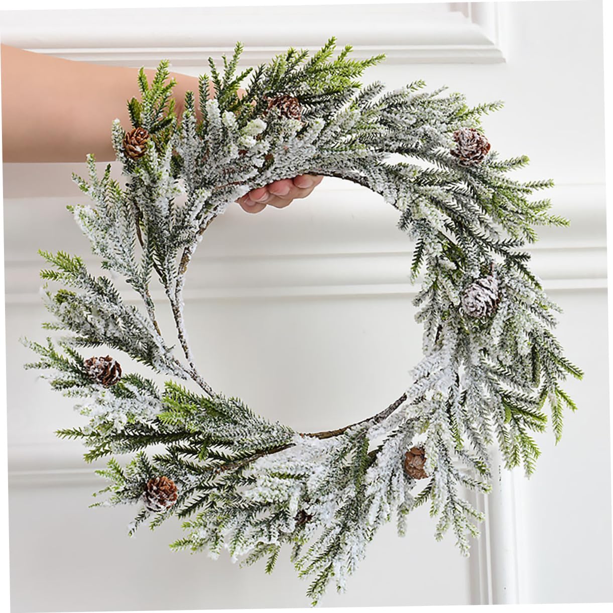 Alipis Couronne de Noël avec Pendentif Pomme de Pin Guirlande de Porte Décoration Festive à Suspendre Décoration de Fête Intérieure et Extérieure