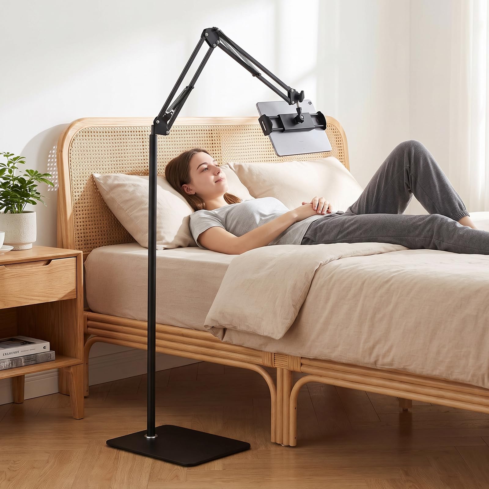 Supporto Tablet da Pavimento, Supporto Tablet da Terra Regolabile, Supporto Tablet da Letto e Divano, Braccio Articolato Regolabile, Rotazione 360°, Morsetto 12–25 cm per Smartphone e Tablet