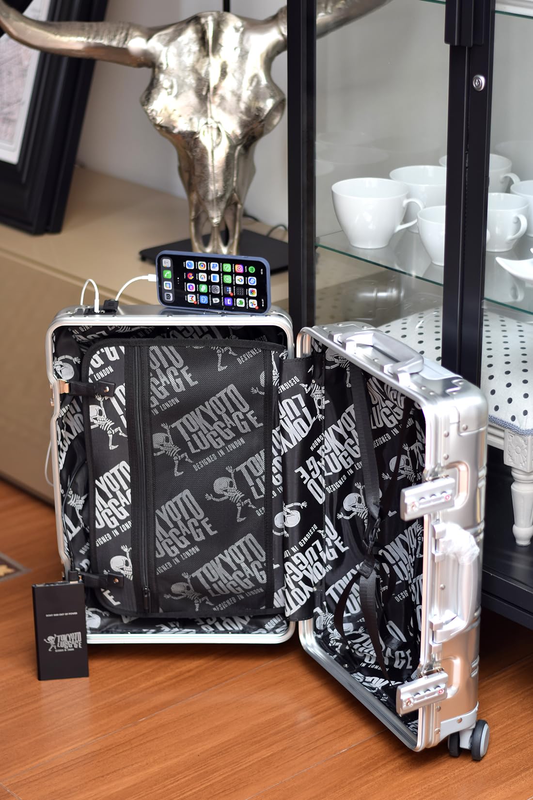 Valigia in Alluminio Bagaglio Cabina Trolley a Mano Rigida 55x35x20 cm SILVER OSAKA con USB e Caricatore | Valigia da cabina in alluminio argento, rigida e moderna; caricatore USB, 4 ruote doppie 360 e chiusura TSA