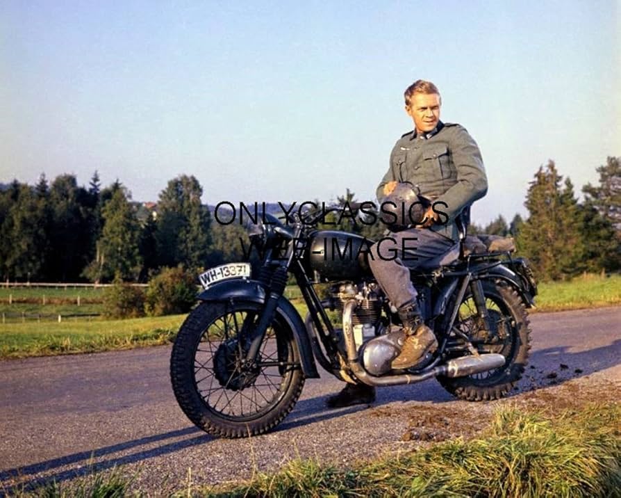 Amazon.de: OnlyClassics Filmfoto Steve McQueen ON Triumph ...