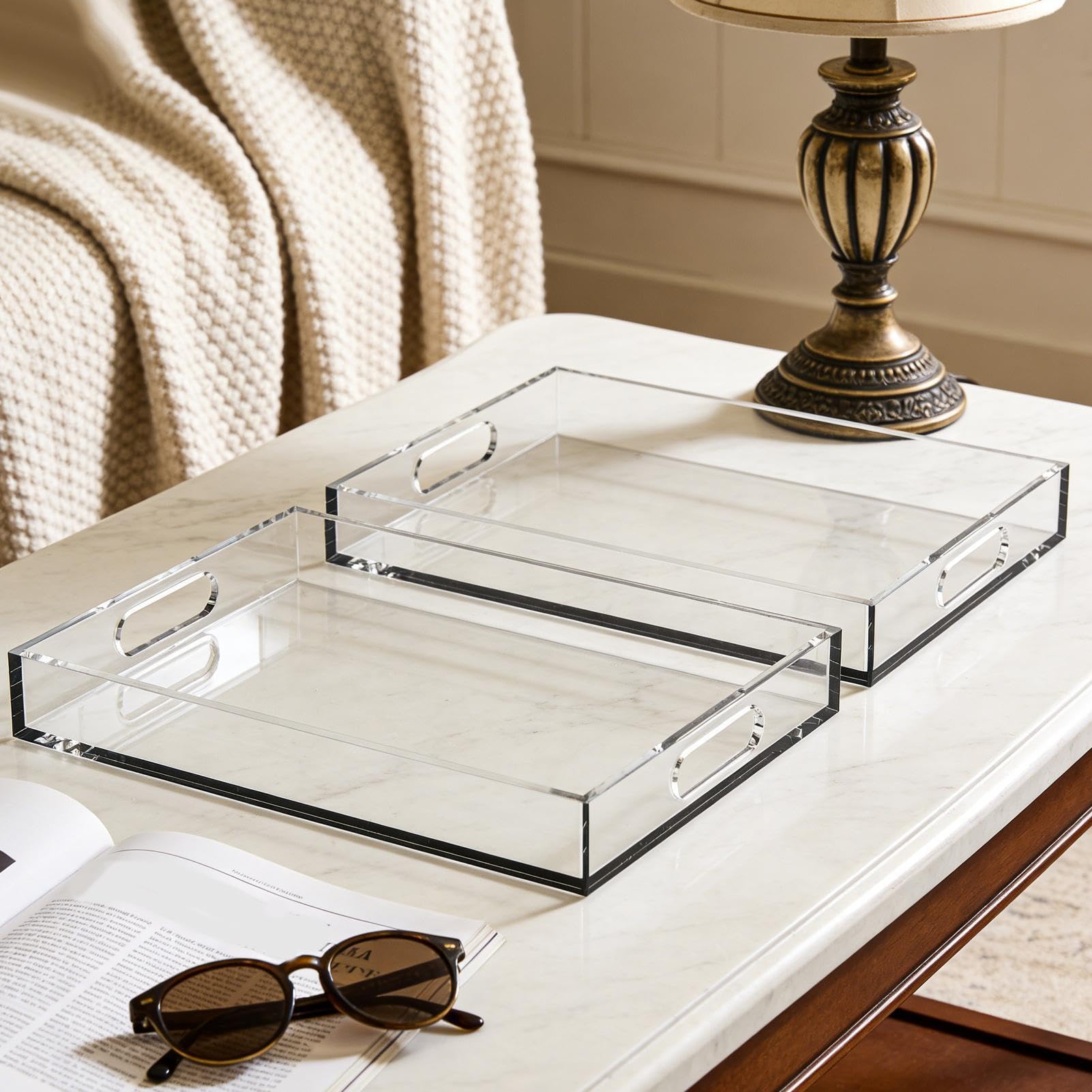 Bandeja de Servicio Transparente Juego de 2 con asas, grande e impermeable | Bandeja de Acrílico Organizador Exhibidor Para baño, cocina, cafetería, comedor, postres