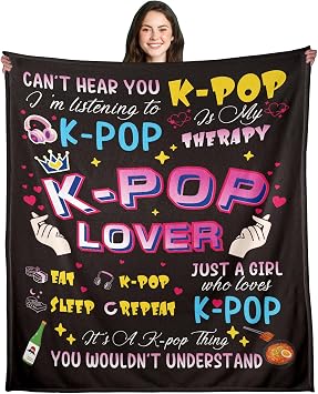 هدايا Kpop رمي للمراهقين، Kpop Merch، بطانية كورية، هدايا البوب الكورية للنساء، بطانية Kpop 50 "x60"، بطانية الفانيلا لعشاق K-Pop، K Drama K Pop Lovers أصدقاء كوريين هدايا عيد ميلاد أفكار