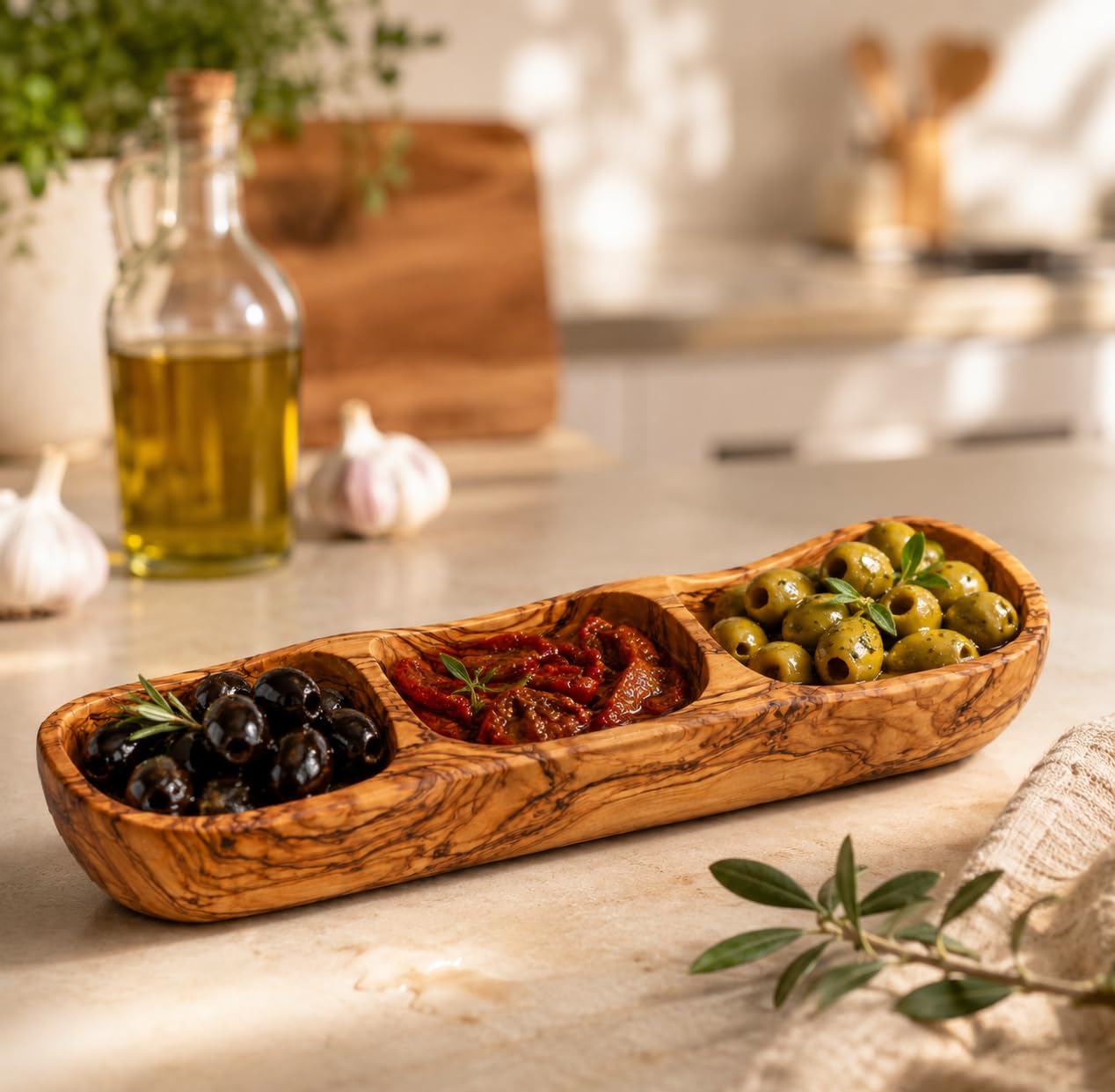 Bandeja Aperitivo de madera de olivo natural con 3 compartimentos para servicio de cocina, frutas secas Tapas quesos vegetales y frutas