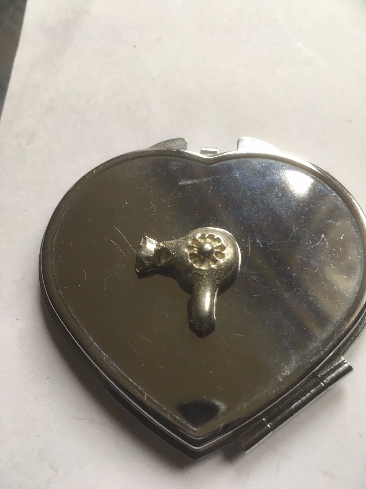 Miroir compact en forme de cœur Derbyshire, l'accessoire idéal dans votre sac