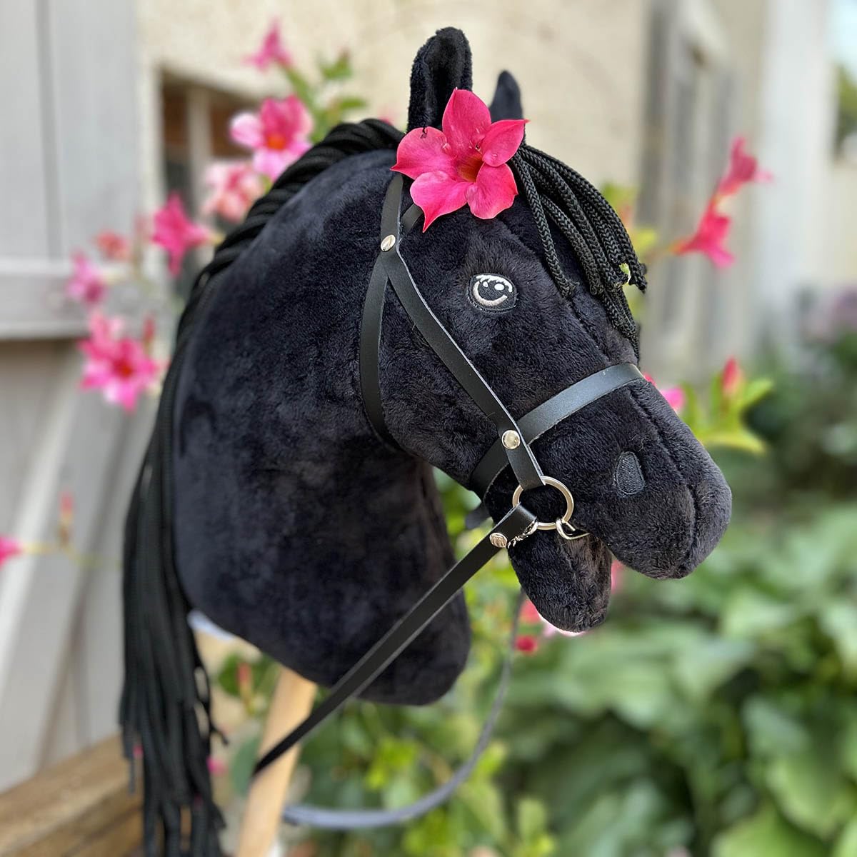 Hobby Horse Frison Noir pour Hobby Horsing pour Enfants et Adolescents de 7 à 20 Ans. Cheval bâton avec Filet, rênes + Bonnet Blanc, Licol moumoute et Longe Noirs - Taille L