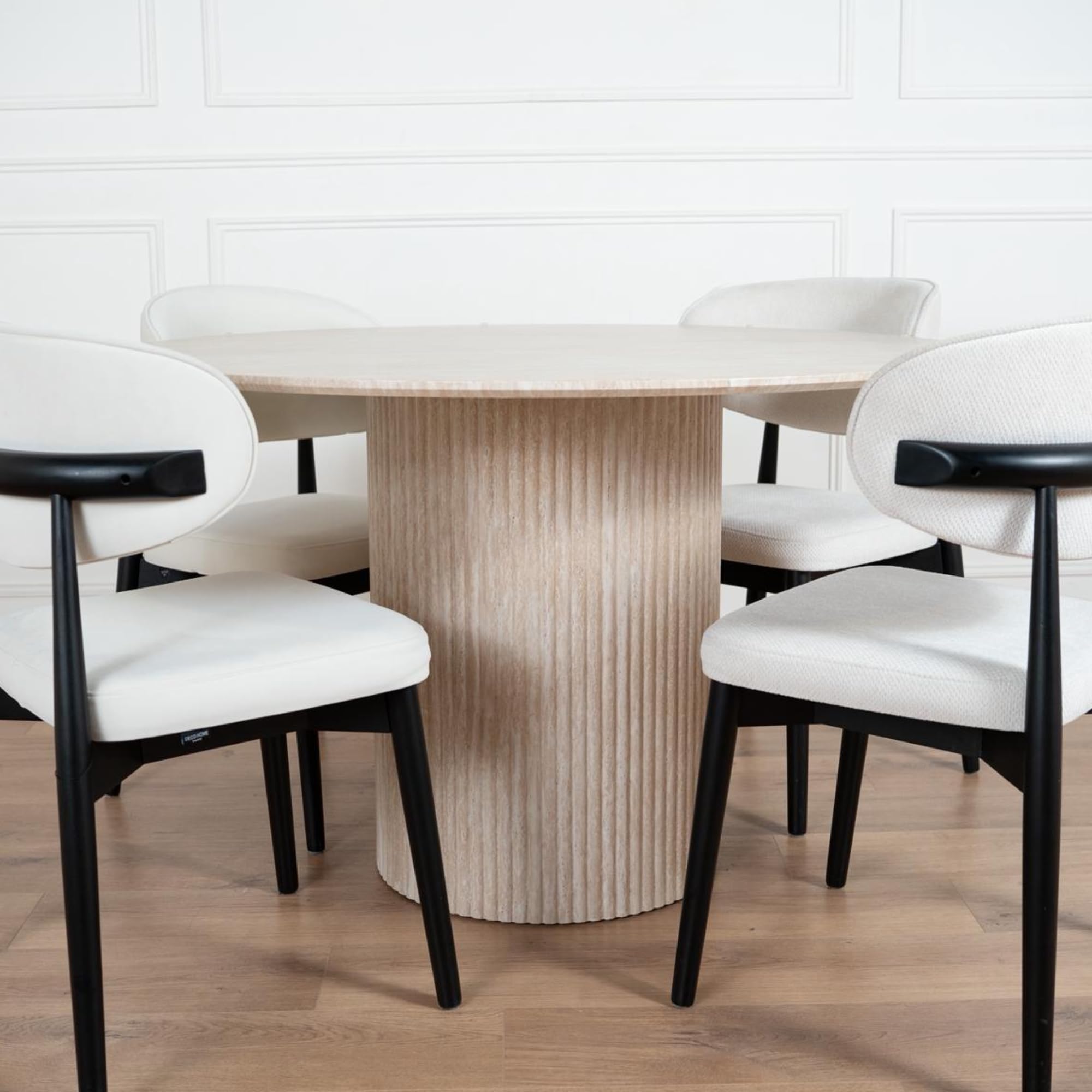 Table à Manger Ronde Pillard – Table Design Effet travertin pour Salle à Manger – Convivialité Naturelle et Usage Quotidien – Pied Central cannelé Stable – Style Chic et Lumineux