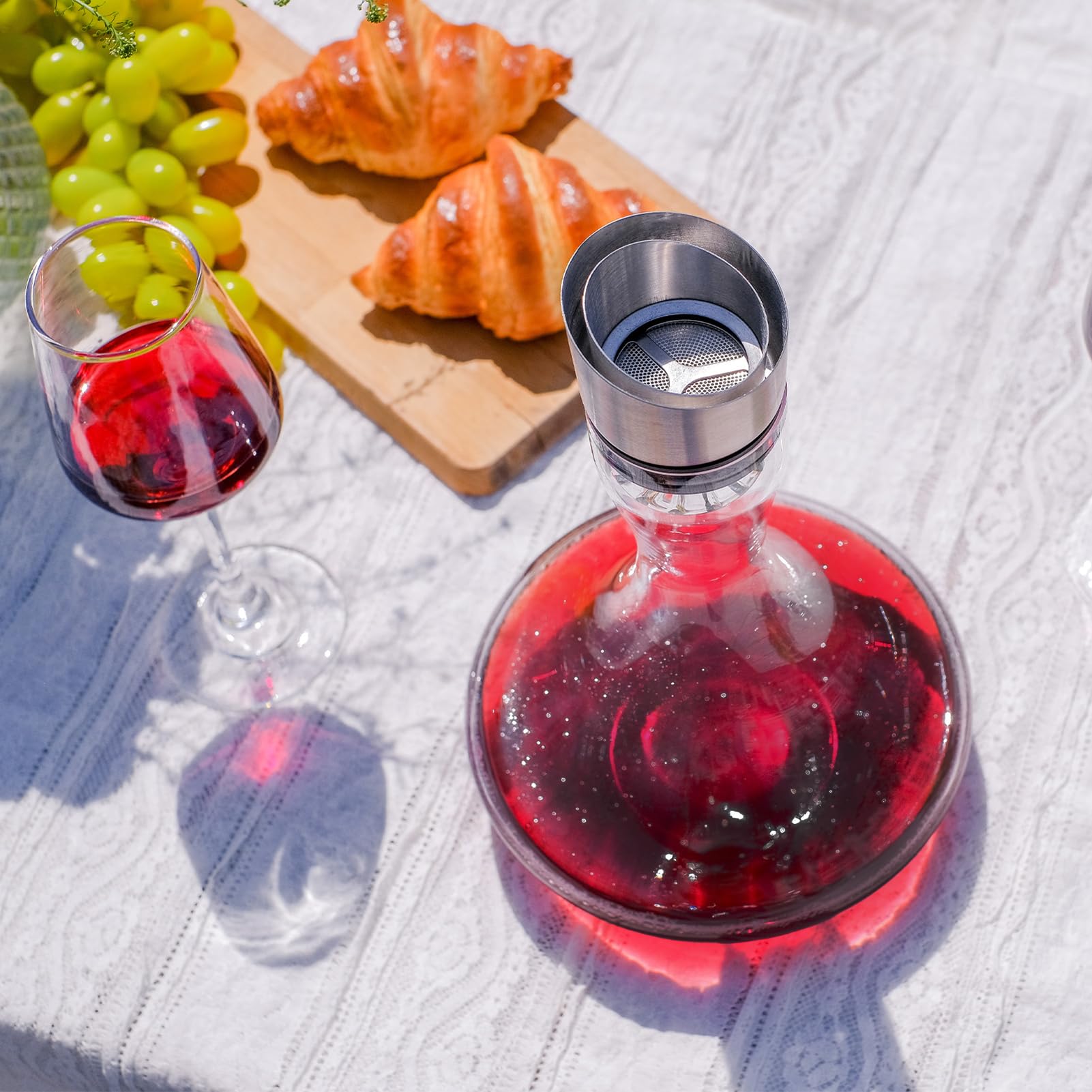 Wlasss Carafe à vin soufflée à la main avec aérateur, 1300 ml, carafe à vin rouge, carafe à vin en cristal avec couvercle verseur en acier inoxydable et filtre, design élégant, facile à verser
