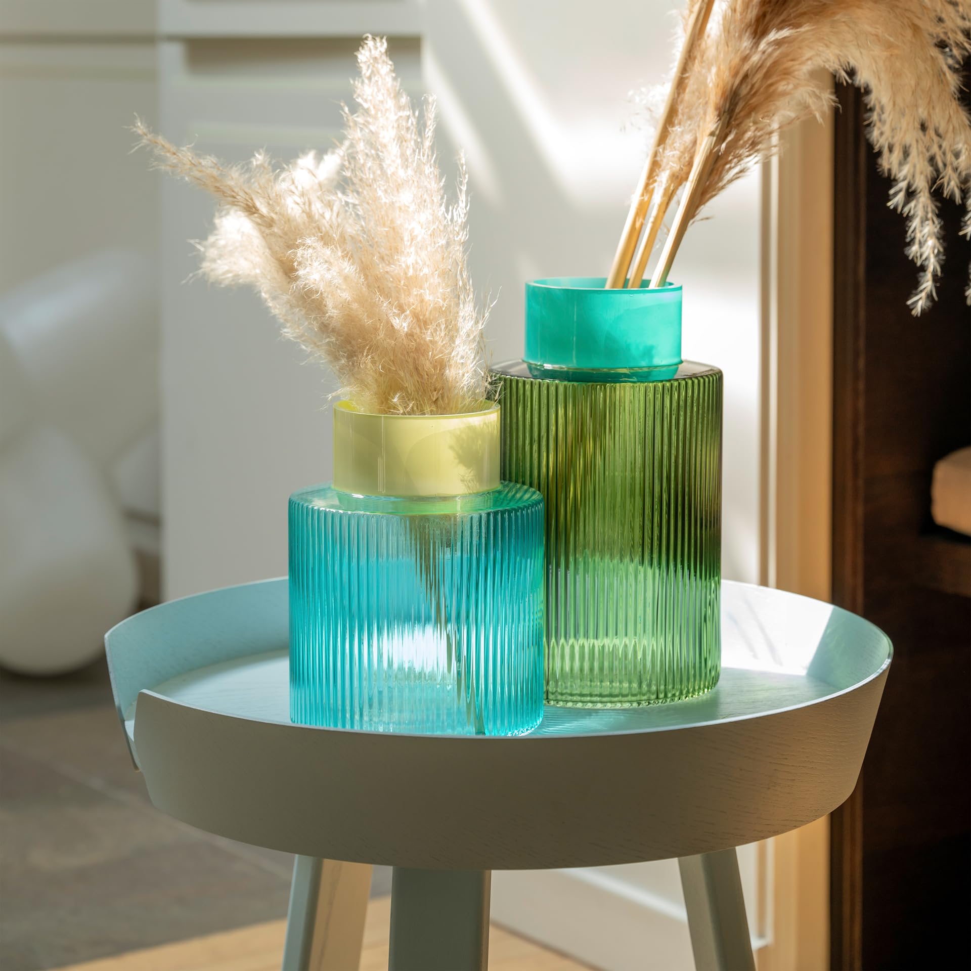 REMEMBER Glasvase Groove Green, H 23.8 cm, Ø 14.5 cm, Vasenöffnung: Ø 9.3 cm – Dekorative Design Vase aus Glas für Blumen und Trockenblumen, Moderne Tischvase für Wohnzimmer, Esszimmer oder Büro