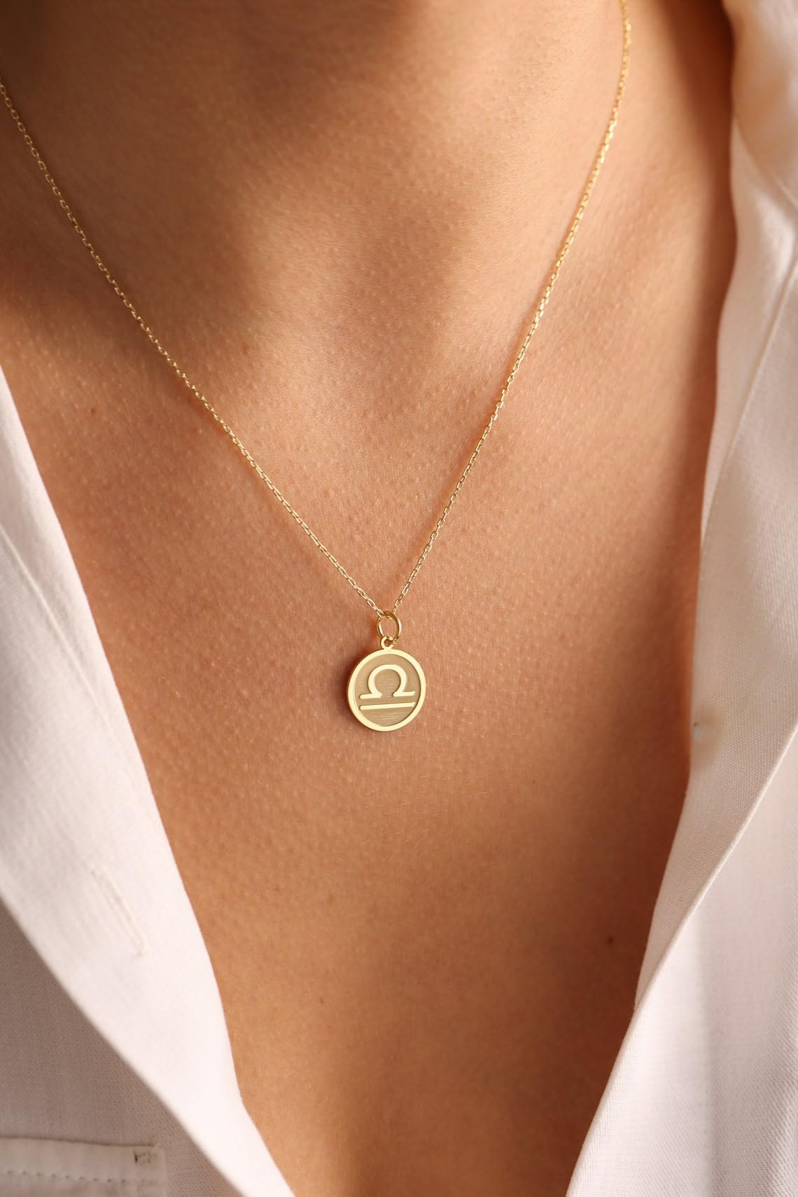 LKBEADS Collana con ciondolo con moneta incisa del segno zodiacale Bilancia da 24 mm con catena a maglie da 18 pollici | Argento sterling placcato oro | Gioiello regalo unisex | LK_PNDN_1953
