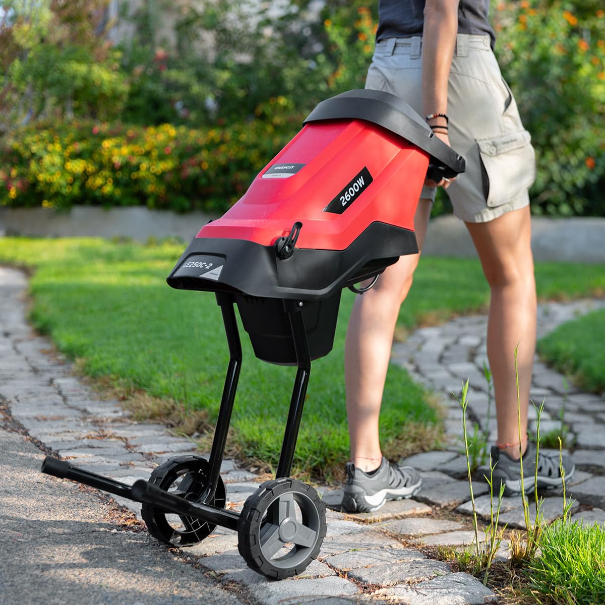 GREENCUT GE250C-2 - Biotrituradora eléctrica, Potencia 2600W, Capacidad de Corte 45mm, tolva de Gran tamaño, 2 Bolsas de Recogida de 45l, Ruedas y asa para Transporte, Rojo