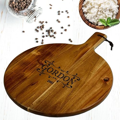 Picnic at Ascot Tablero personalizado personalizado de corteembutidos de acacia 12" de diámetro con mango