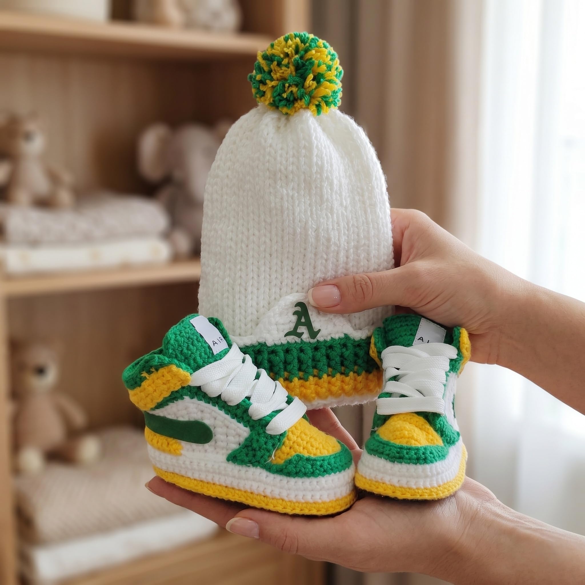 Häkel Baby Sneaker Booties Mützen Set, Jordan-Stil Grün Gelb Weiß Babyschuhe für Jungen und Mädchen, Neugeborene Kleinkinder Lauflerner, 0-3M 3-6M 6-9M 9-12M, Geschenk zur Geburt
