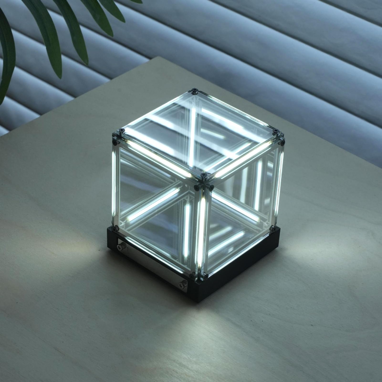 Cryfokt Infinite Cube, luce LED Infinity Mirror Cube con controllo touch e ricarica USB C, batteria 2000 mAh per camera da letto, studio, decorazione hotel